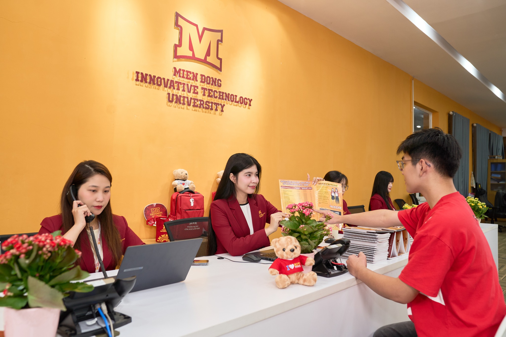 MIT Uni. - Trường Đại học Công nghệ Miền Đông sẵn sàng đón sinh viên 2K7 với chương trình đào tạo thực tiễn, học phí hợp lý, vị trí chiến lược và cơ hội việc làm vững chắc.
