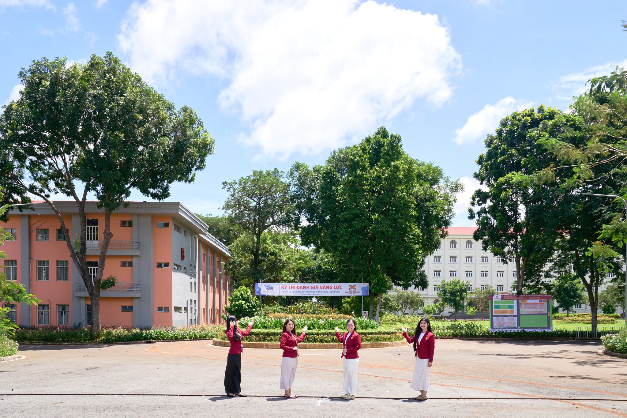 MIT Uni. - Trường Đại học Công nghệ Miền Đông sẵn sàng đón sinh viên 2K7 với chương trình đào tạo thực tiễn, học phí hợp lý, vị trí chiến lược và cơ hội việc làm vững chắc.