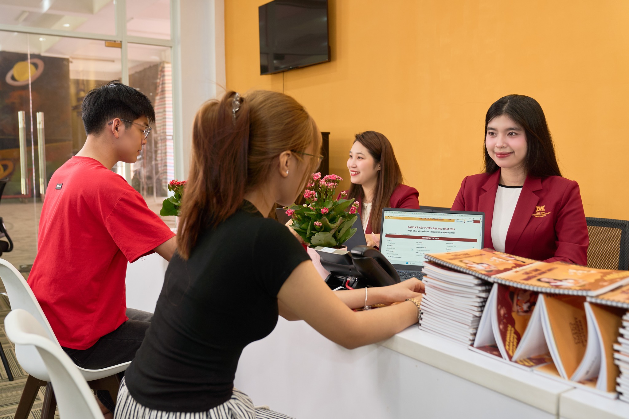 MIT Uni. - Trường Đại học Công nghệ Miền Đông sẵn sàng đón sinh viên 2K7 với chương trình đào tạo thực tiễn, học phí hợp lý, vị trí chiến lược và cơ hội việc làm vững chắc.