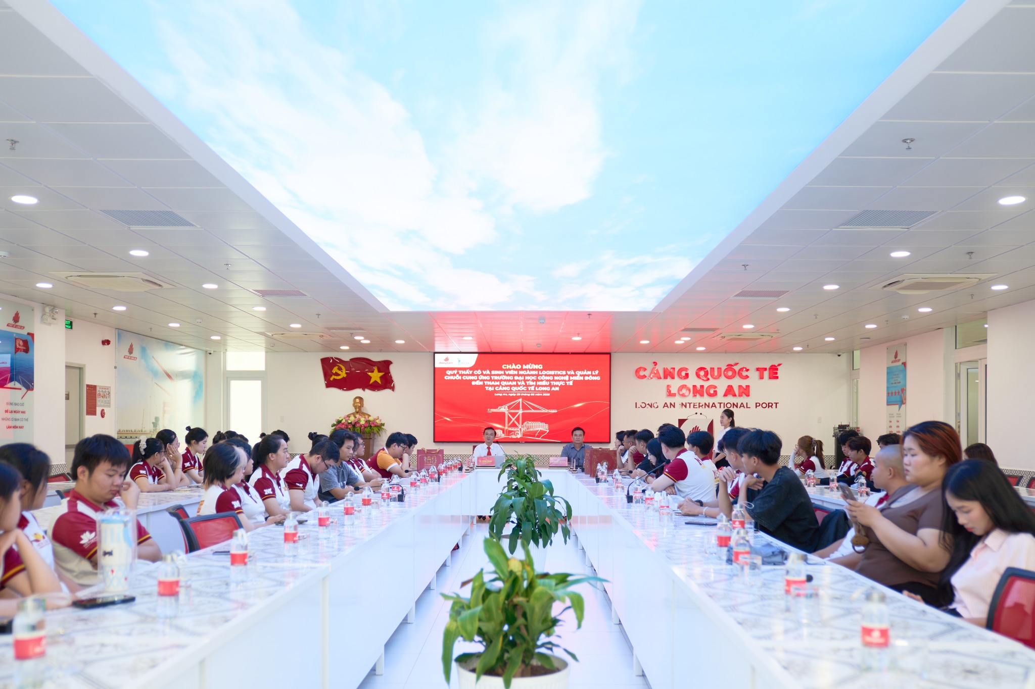 Sinh viên MIT Uni. ngành Logistics có chuyến trải nghiệm thực tế tại Cảng Quốc tế Long An, tiếp cận hoạt động vận tải và hậu cần hiện đại