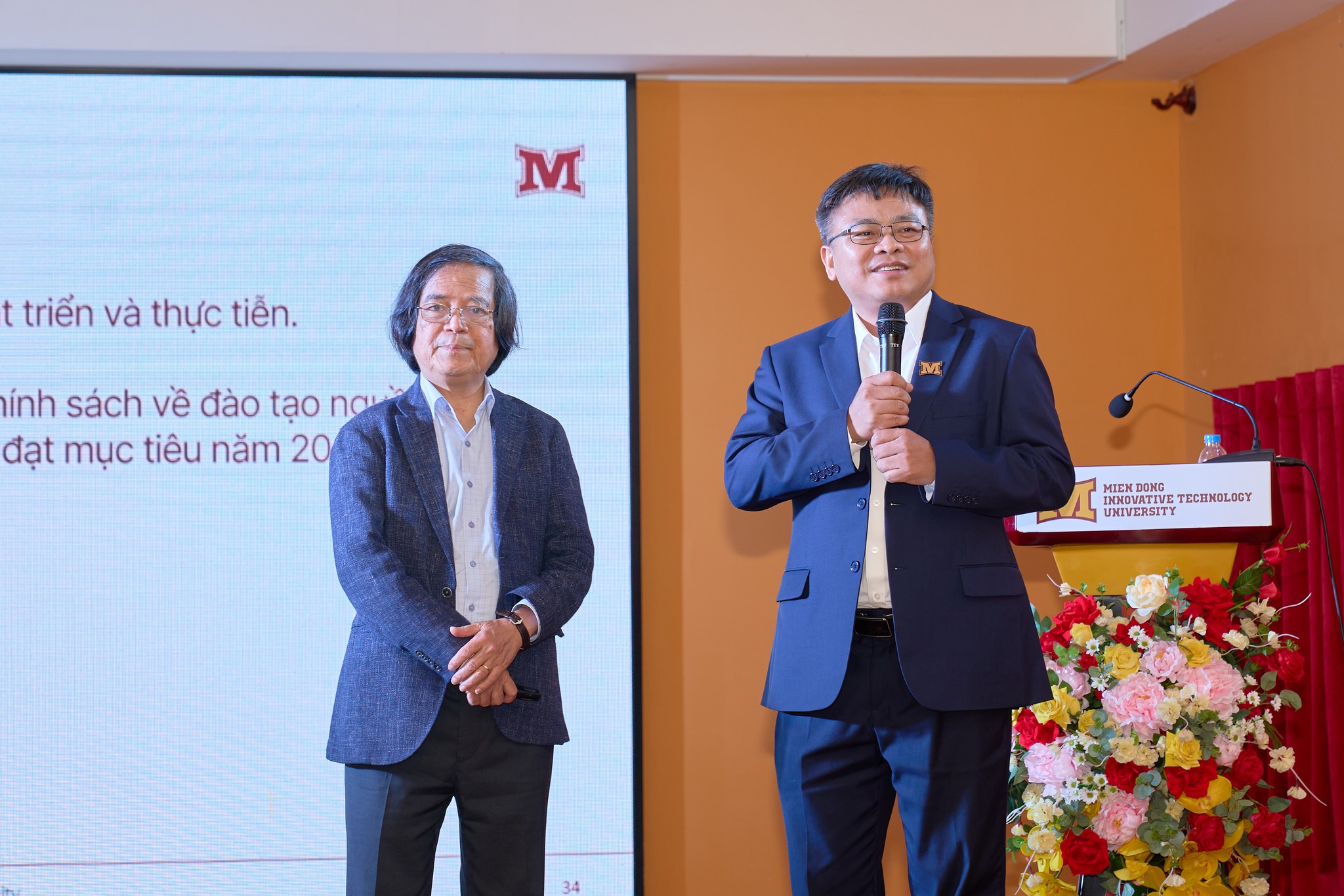 PGS.TS. Phạm Văn Song - Hiệu trưởng Nhà trường cùng GS. Trần Văn Thọ