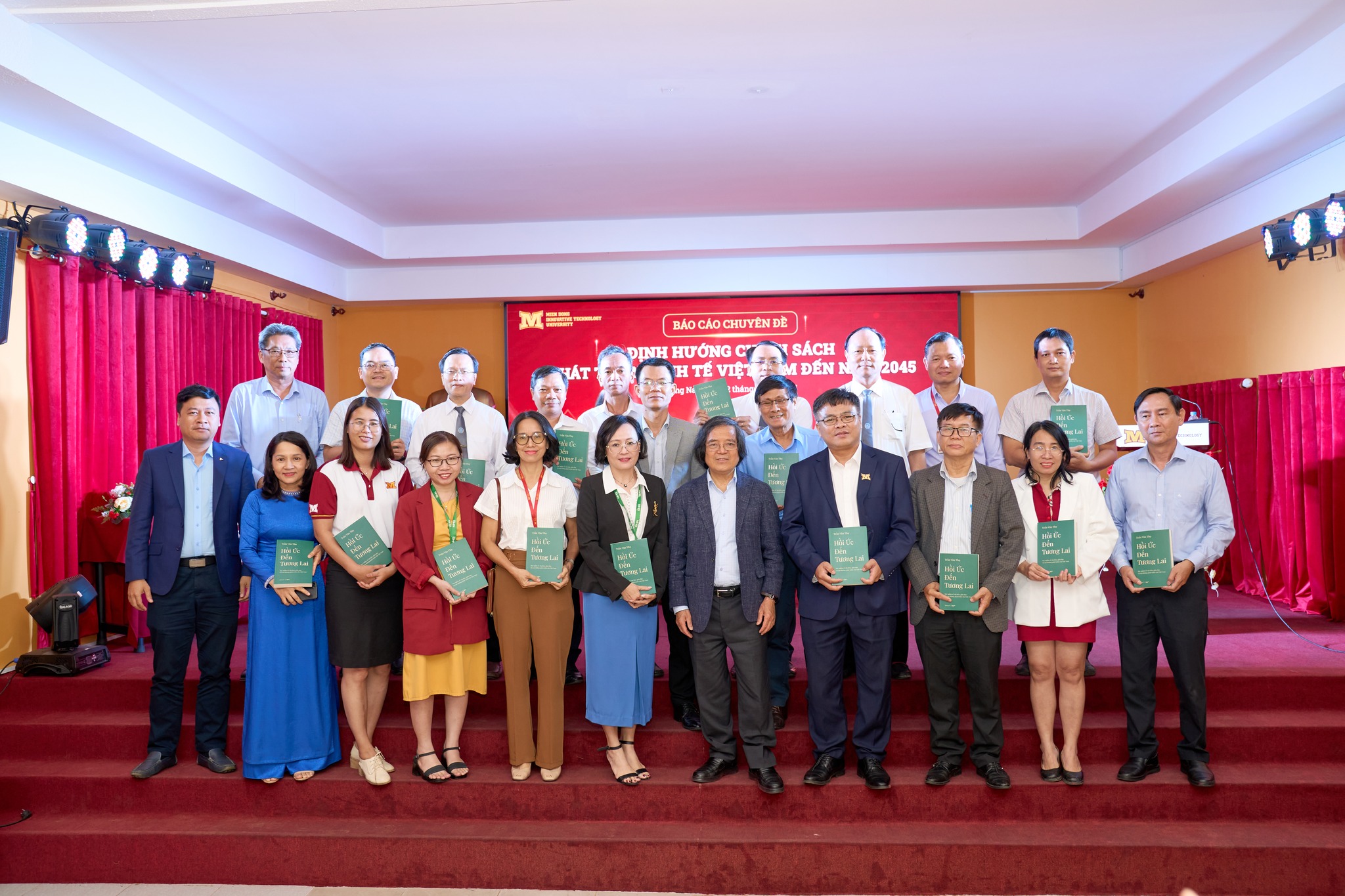 Báo cáo chuyên đề cùng GS. Trần Văn Thọ tại MIT Uni. về chính sách phát triển kinh tế Việt Nam đến năm 2045, truyền cảm hứng và kết nối học thuật.