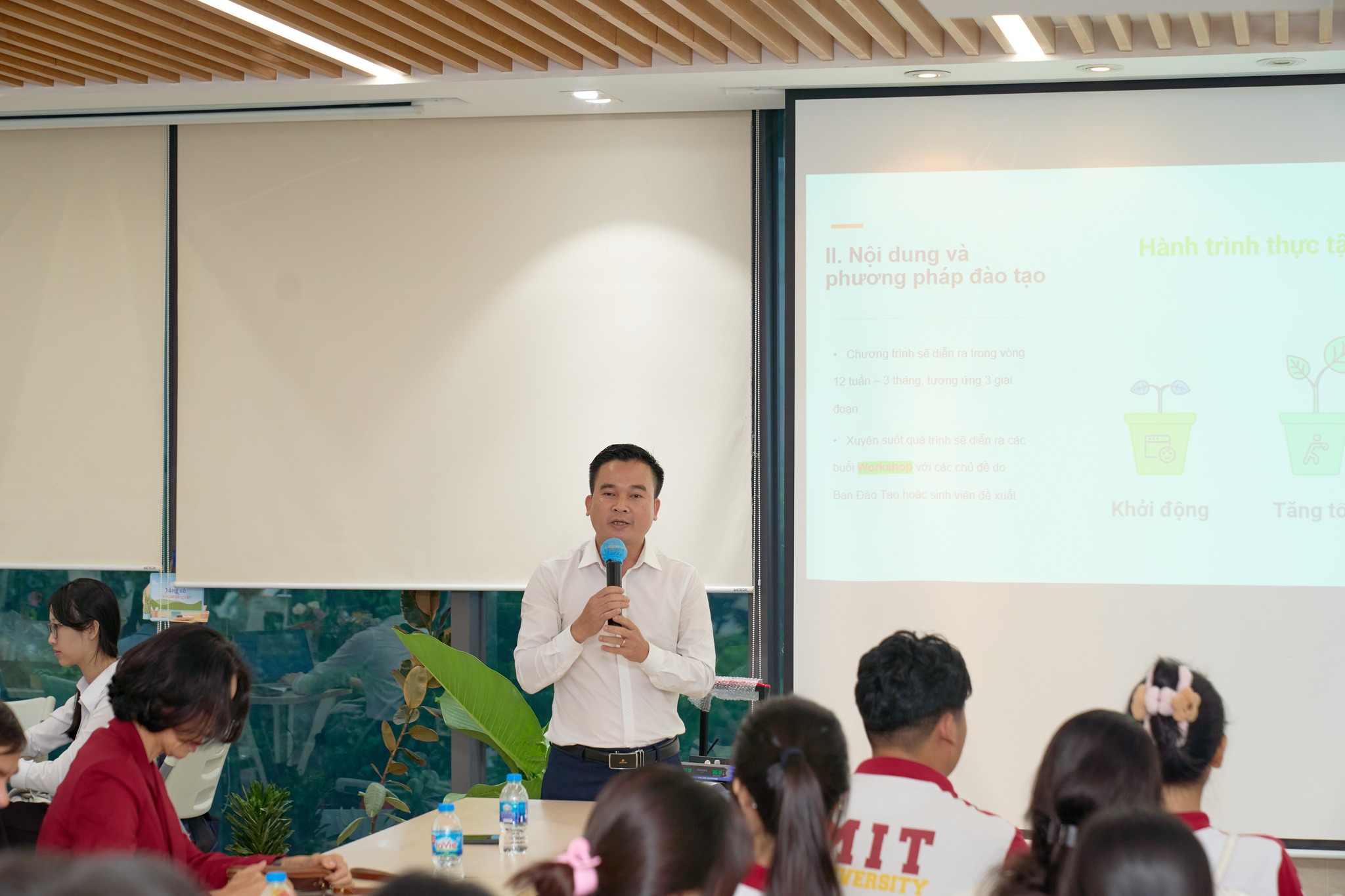 TS. Nguyễn Văn Dũng - Trưởng khoa Khoa Kinh tế - Quản trị - Luật