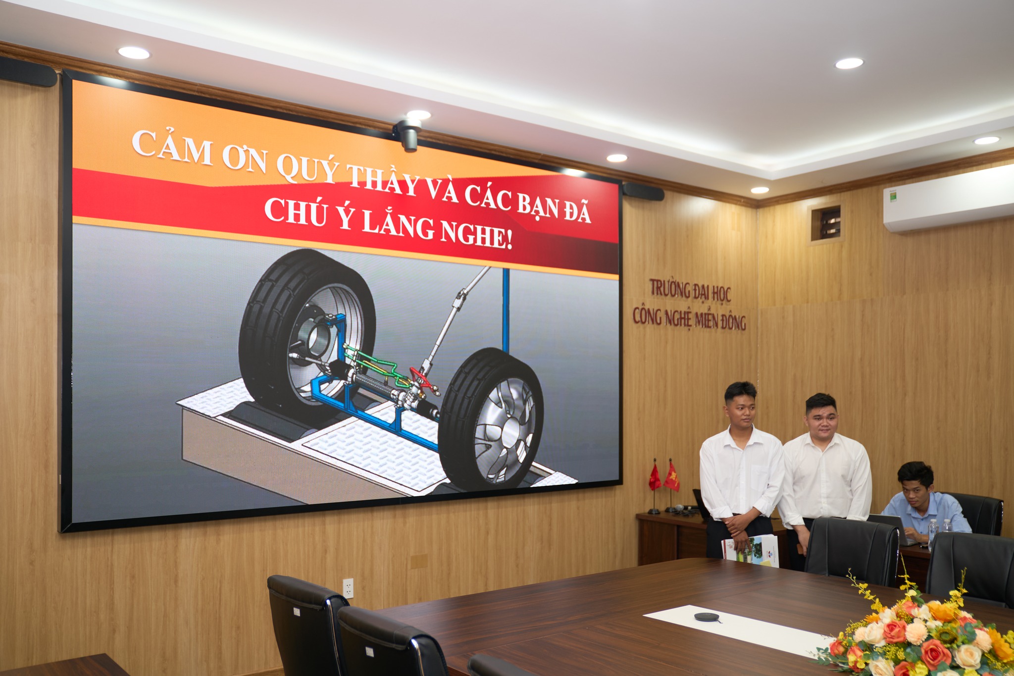 Hội đồng đánh giá đồ án tốt nghiệp ngành Công nghệ kỹ thuật ô tô: hiện thực hoá ý tưởng – tiếp nhiên liệu cho tương lai