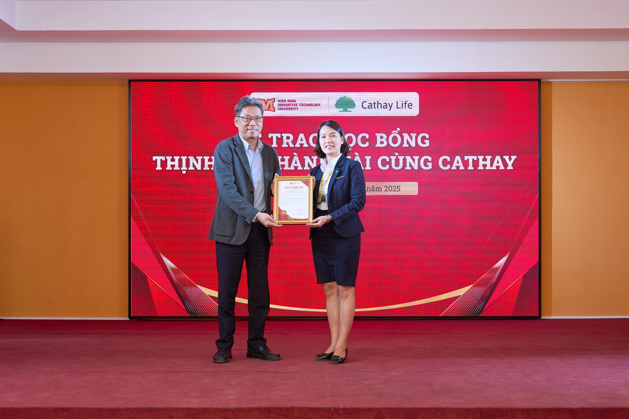 ThS. Lưu Phước Dũng - Phó Hiệu trưởng Nhà trường trao thư cảm ơn đến Công ty TNHH Bảo hiểm Nhân thọ Cathay Việt Nam – Chi nhánh Long Khánh