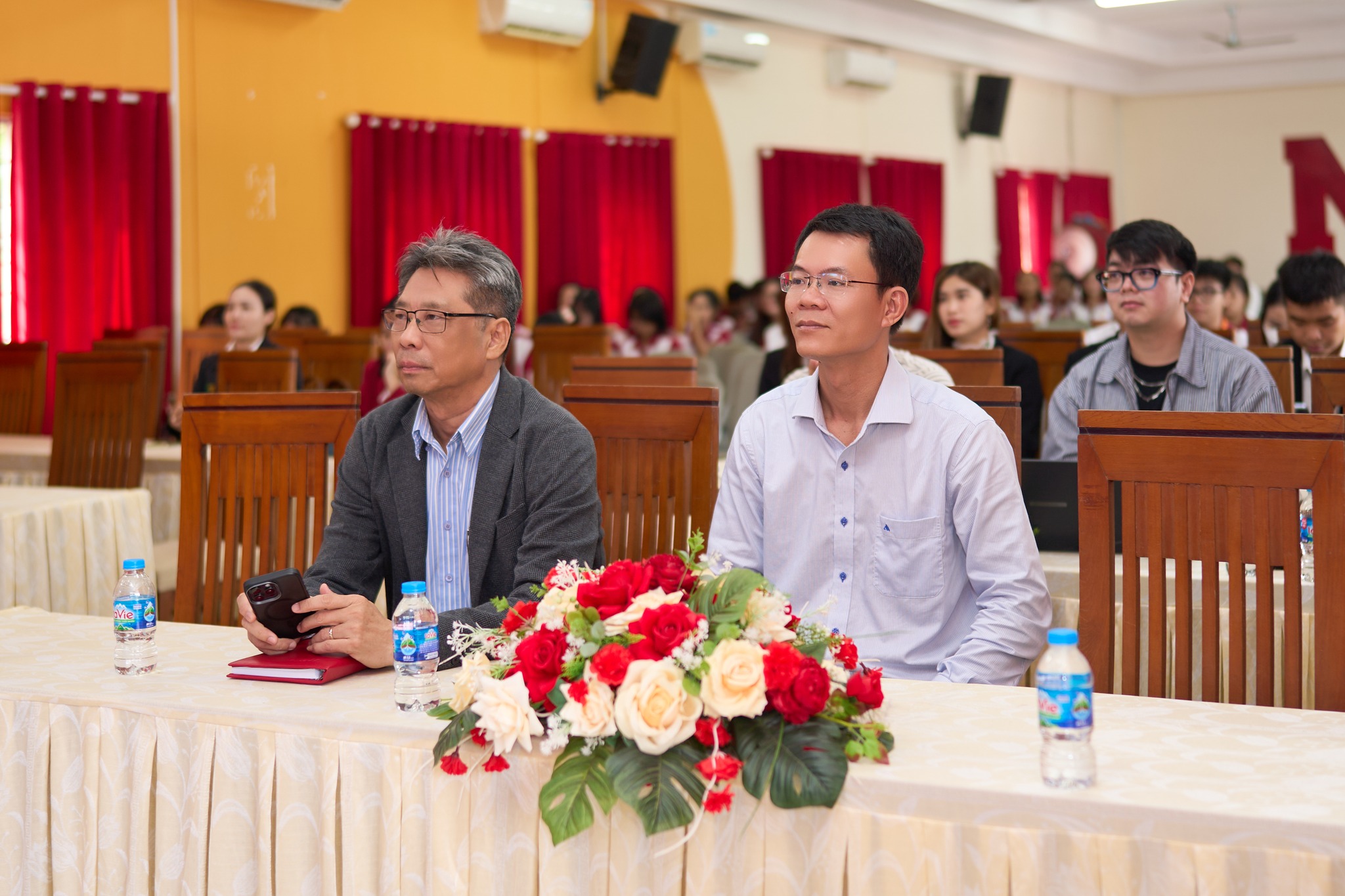 PGS.TS Vũ Văn Nghi - Phó Hiệu trưởng và ThS. Lưu Phước Dũng - Phó Hiệu trưởng Nhà trường