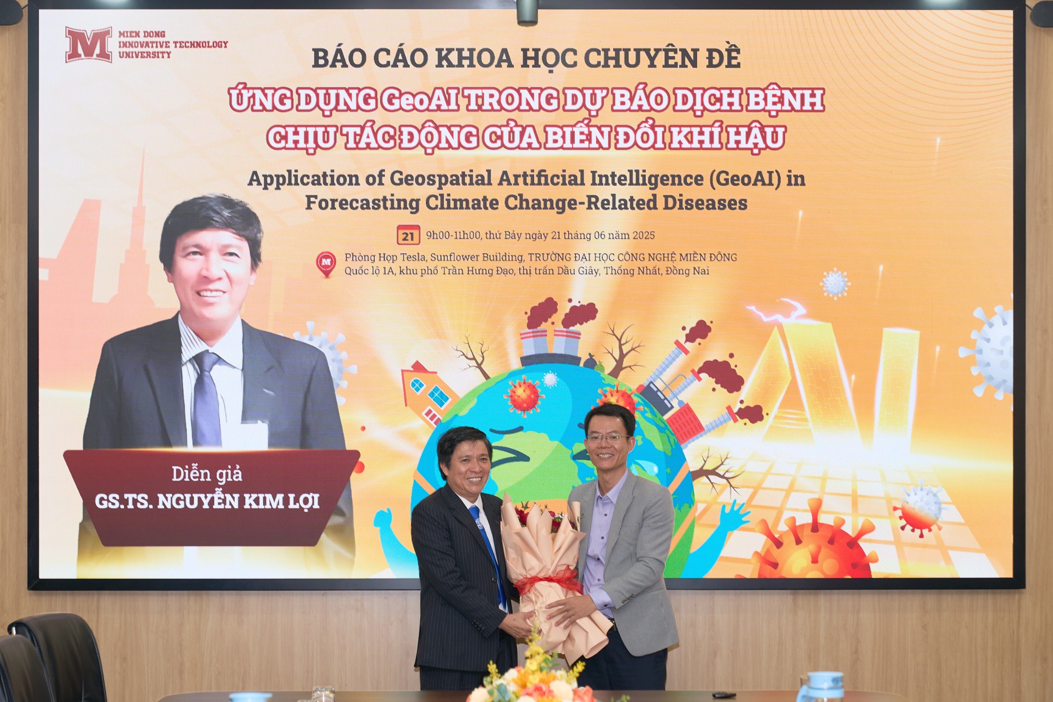 PGS.TS Vũ Văn Nghi trao hoa kỷ niệm cho GS.TS Nguyễn Kim Lợi