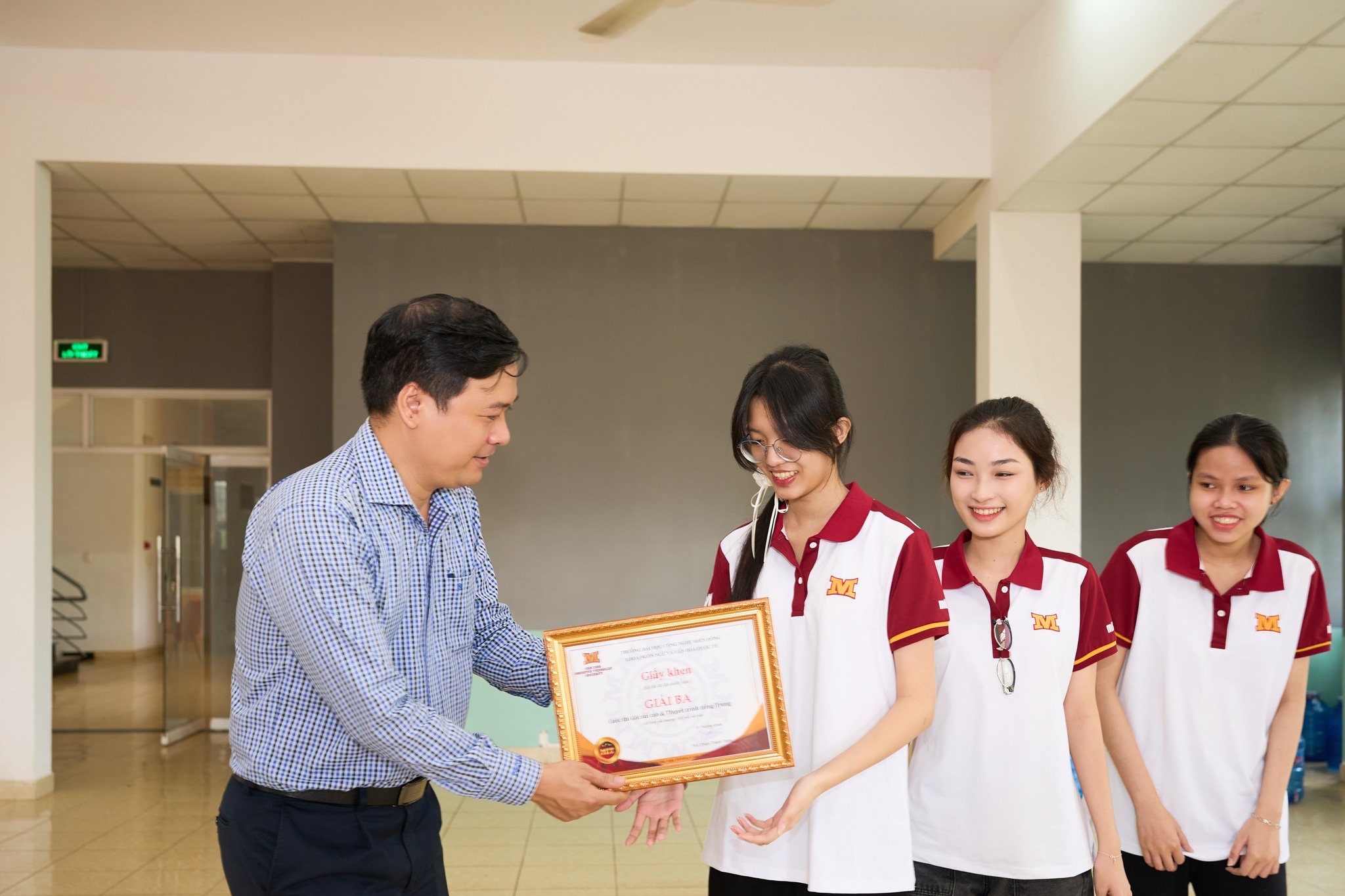 TS. Nguyễn Trọng Trung - Phó Hiệu trưởng Nhà trường trao giấy khen cho các đội thi
