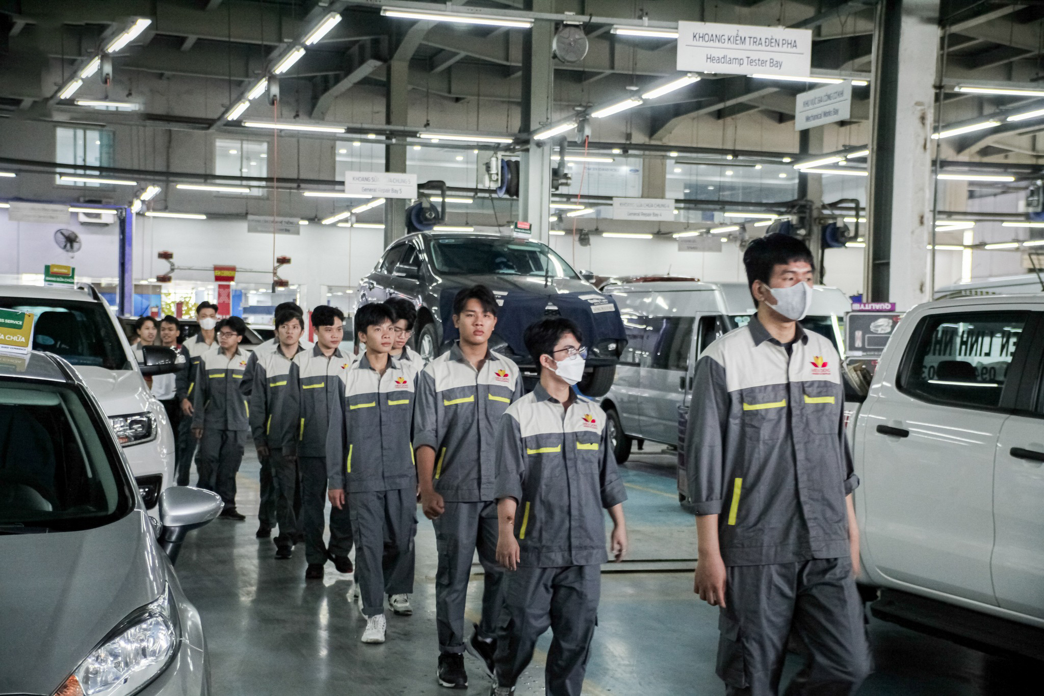 Sinh viên ngành Công nghệ kỹ thuật ô tô tại MIT Uni. trong một buổi học.