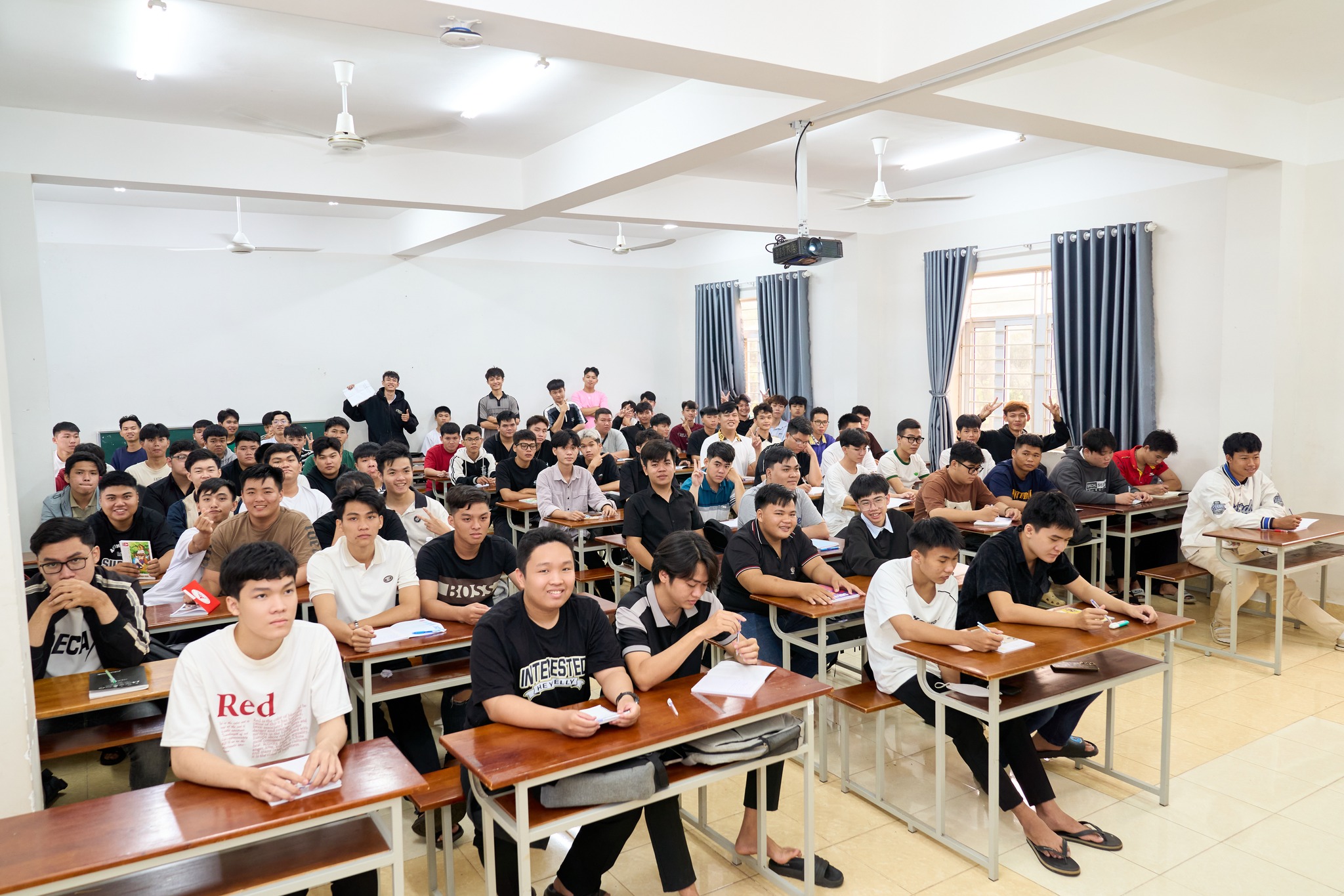 Khởi đầu năng lượng cùng MITers K25 trong ngày đầu tiên đến giảng đường