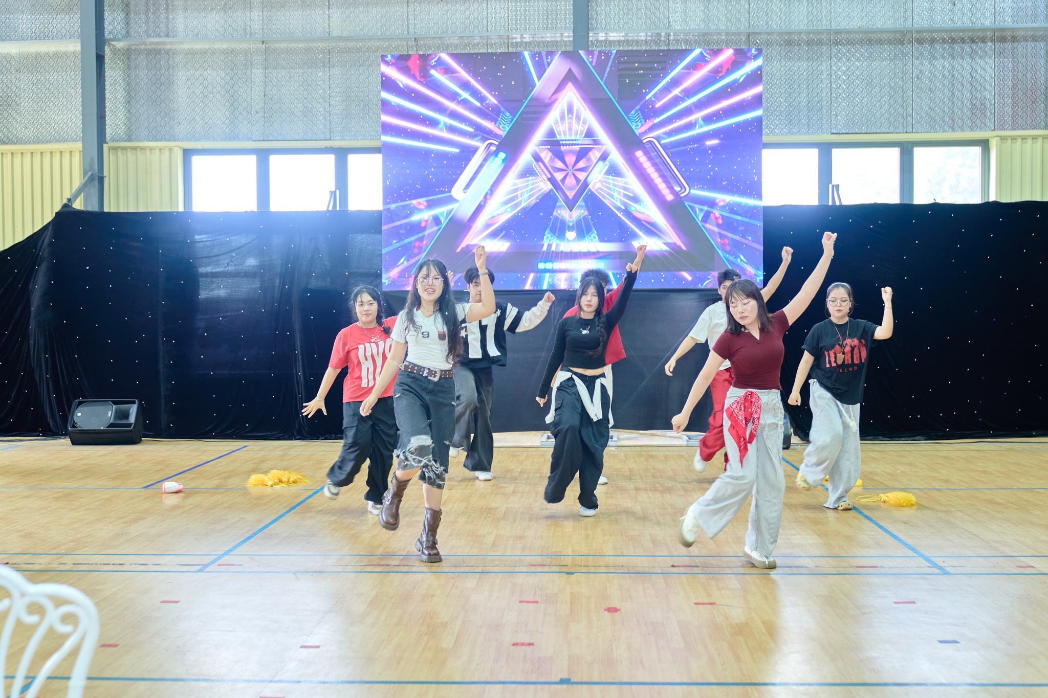 Khởi động hành trình đại học cùng Tân sinh viên K25 khoa Kinh tế – Quản trị – Luật