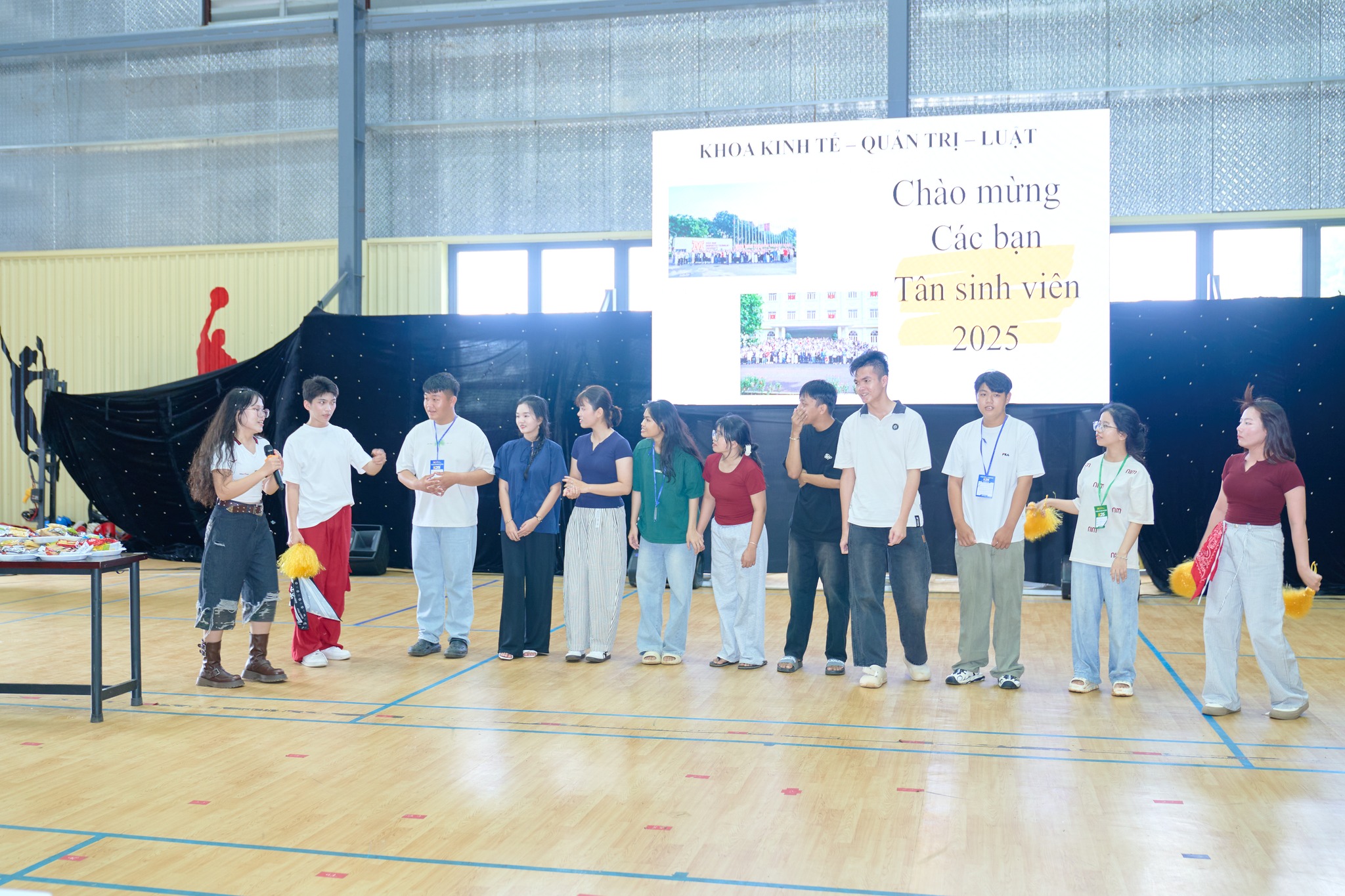 Khởi động hành trình đại học cùng Tân sinh viên K25 khoa Kinh tế – Quản trị – Luật