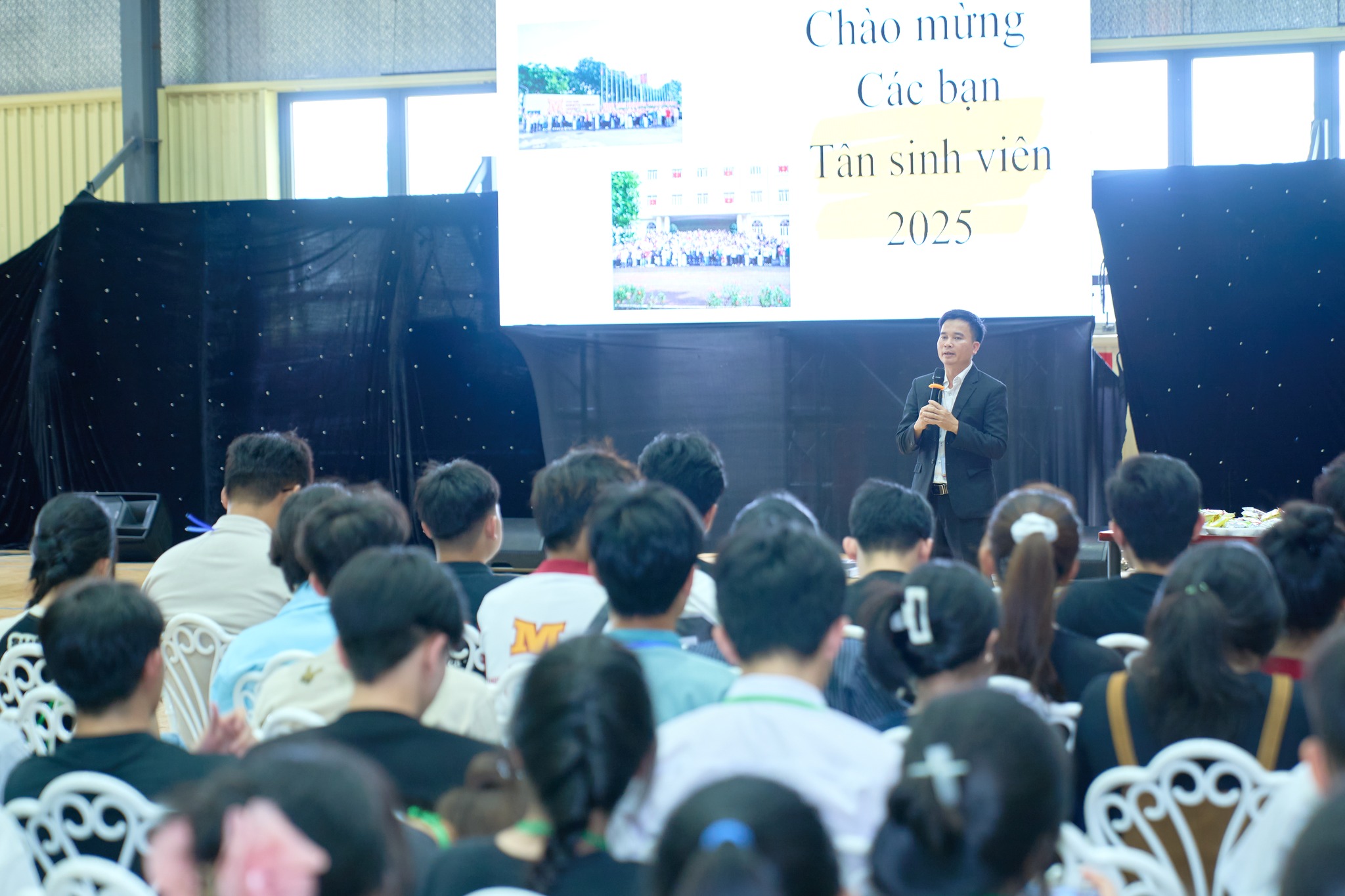 Khởi động hành trình đại học cùng Tân sinh viên K25 khoa Kinh tế – Quản trị – Luật