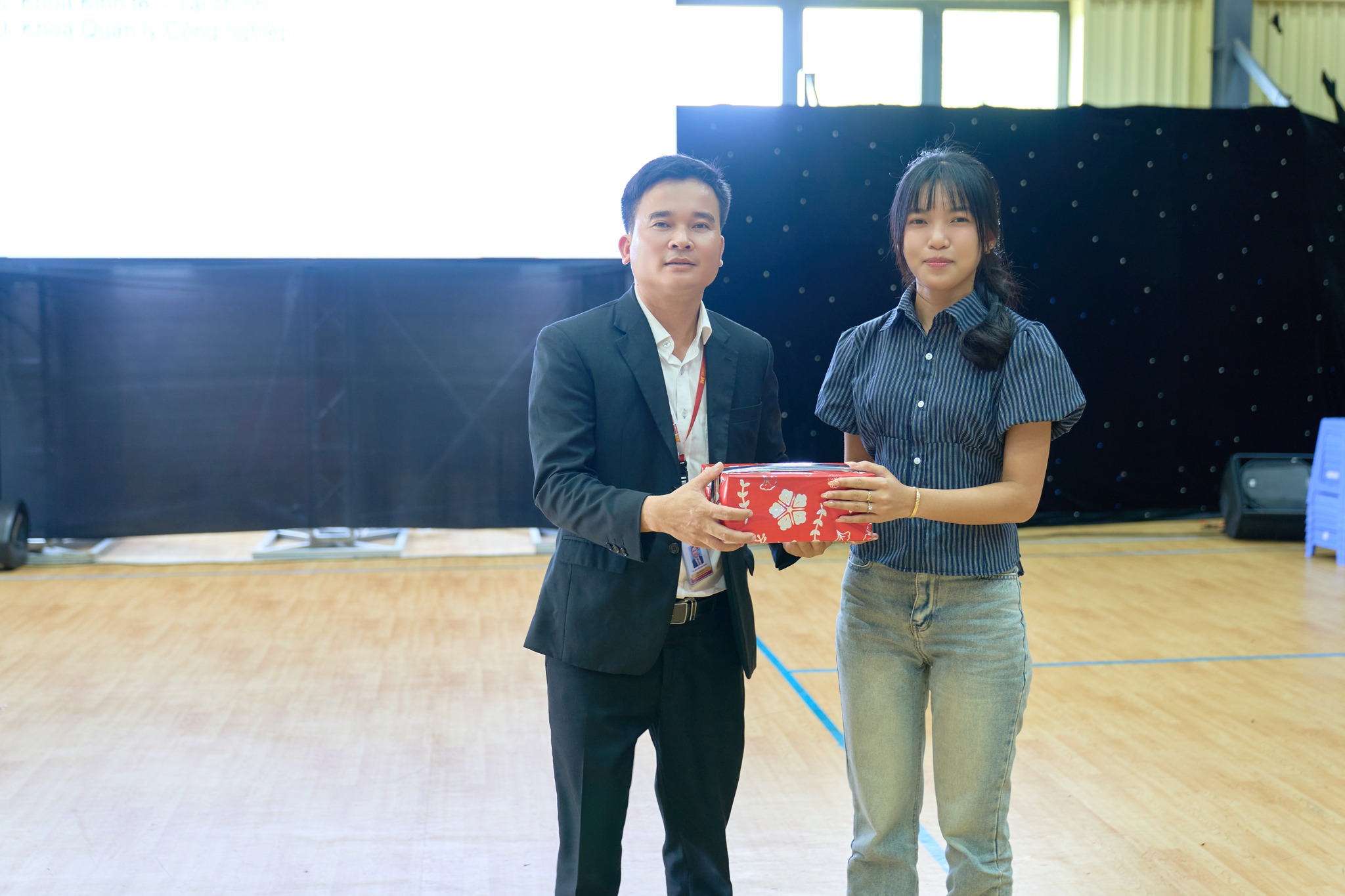 Khởi động hành trình đại học cùng Tân sinh viên K25 khoa Kinh tế – Quản trị – Luật