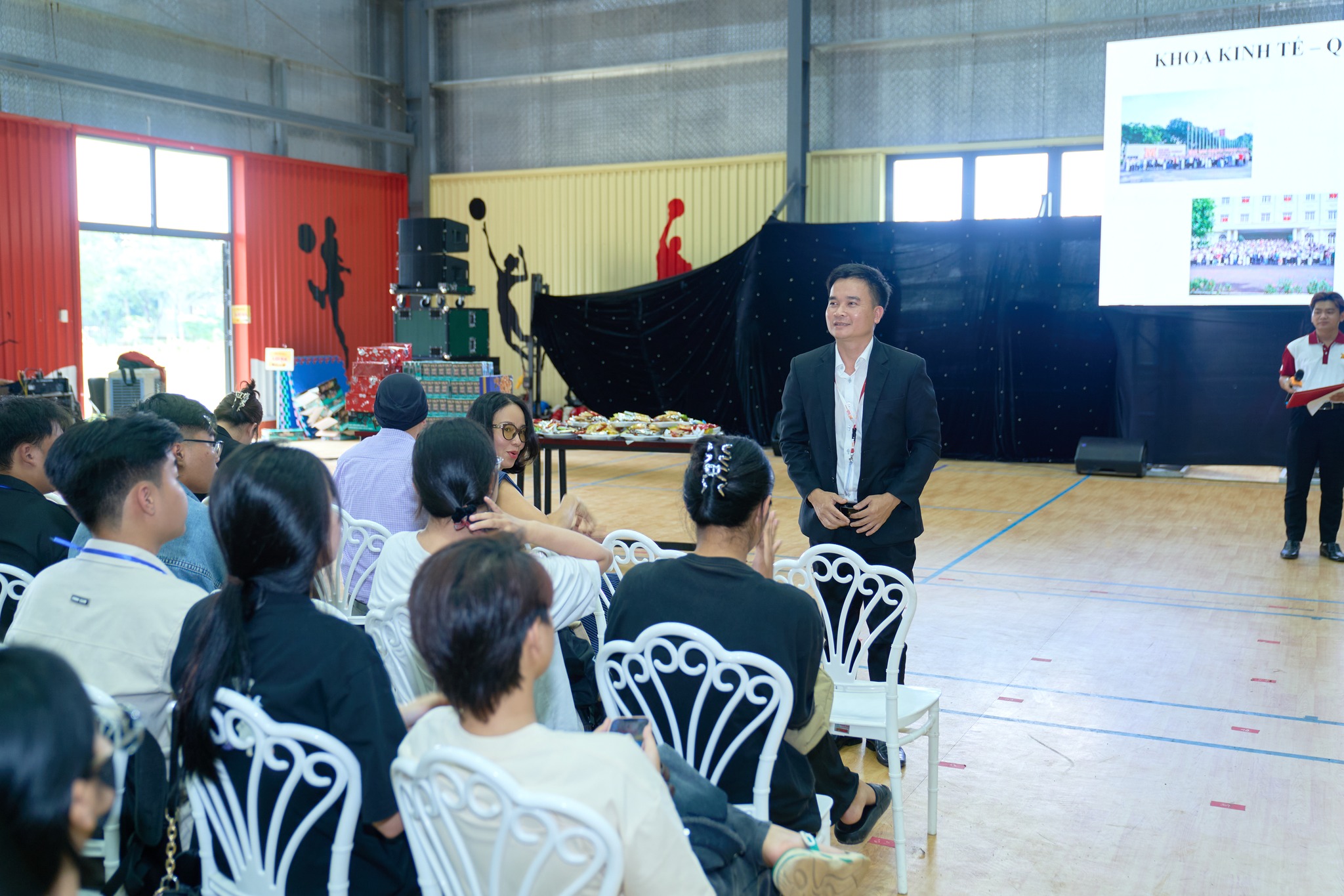 TS. Nguyễn Văn Dũng – Trưởng khoa Kinh tế – Quản trị – Luật