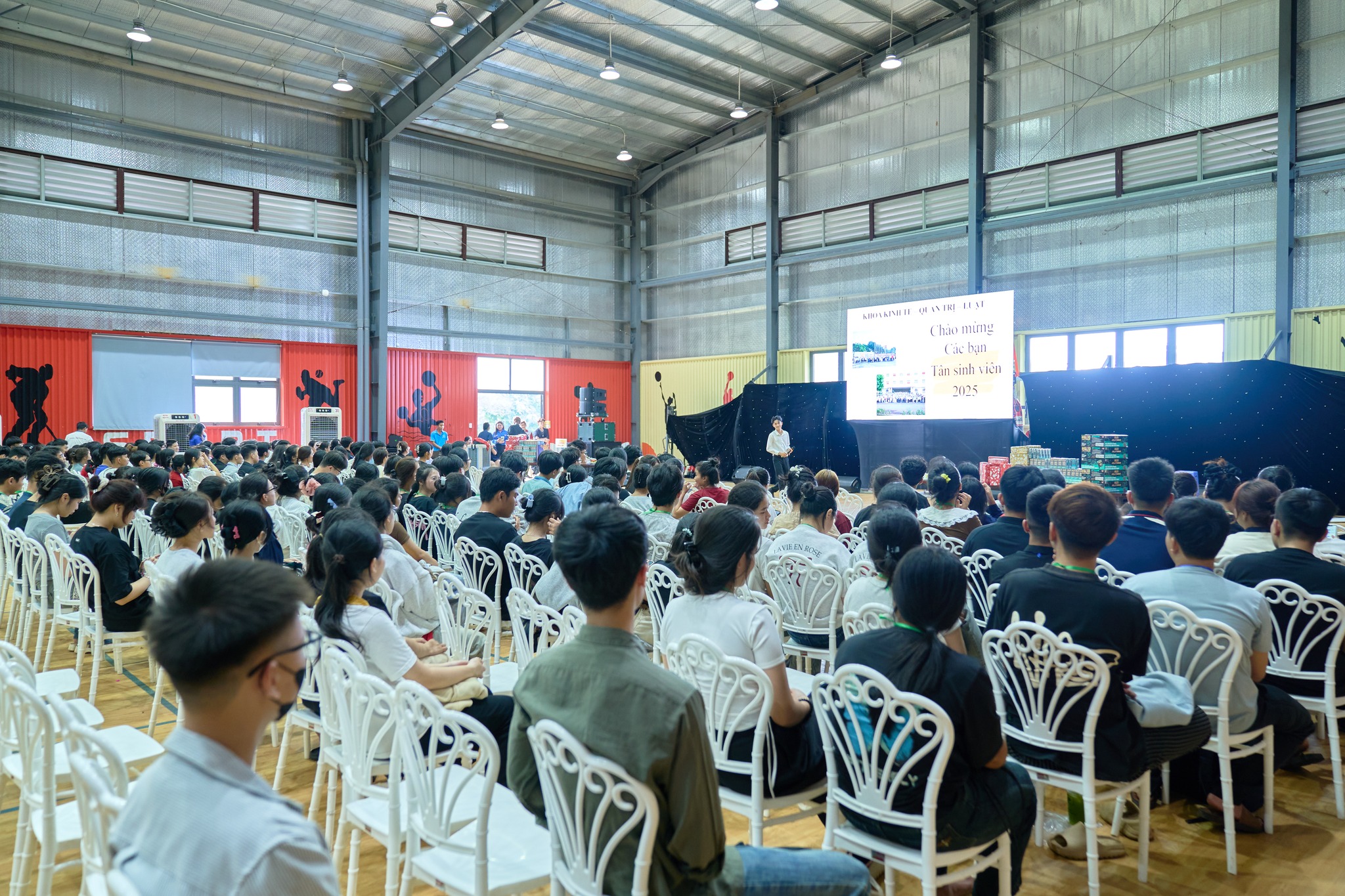 Khởi động hành trình đại học cùng Tân sinh viên K25 khoa Kinh tế – Quản trị – Luật