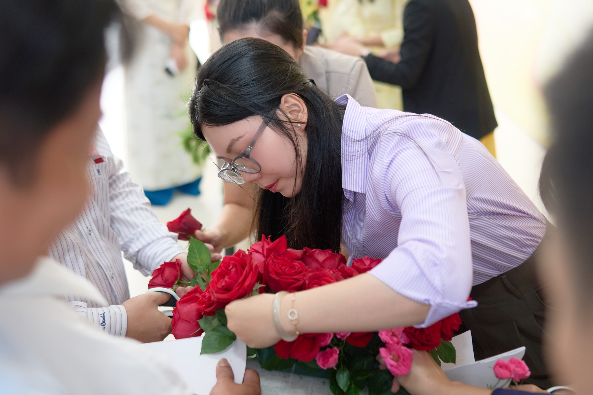 Hội Thi Cắm Hoa 20/11 – Sắc Màu Tri Ân Từ Sự Sáng Tạo Của Thầy Cô MIT Uni.