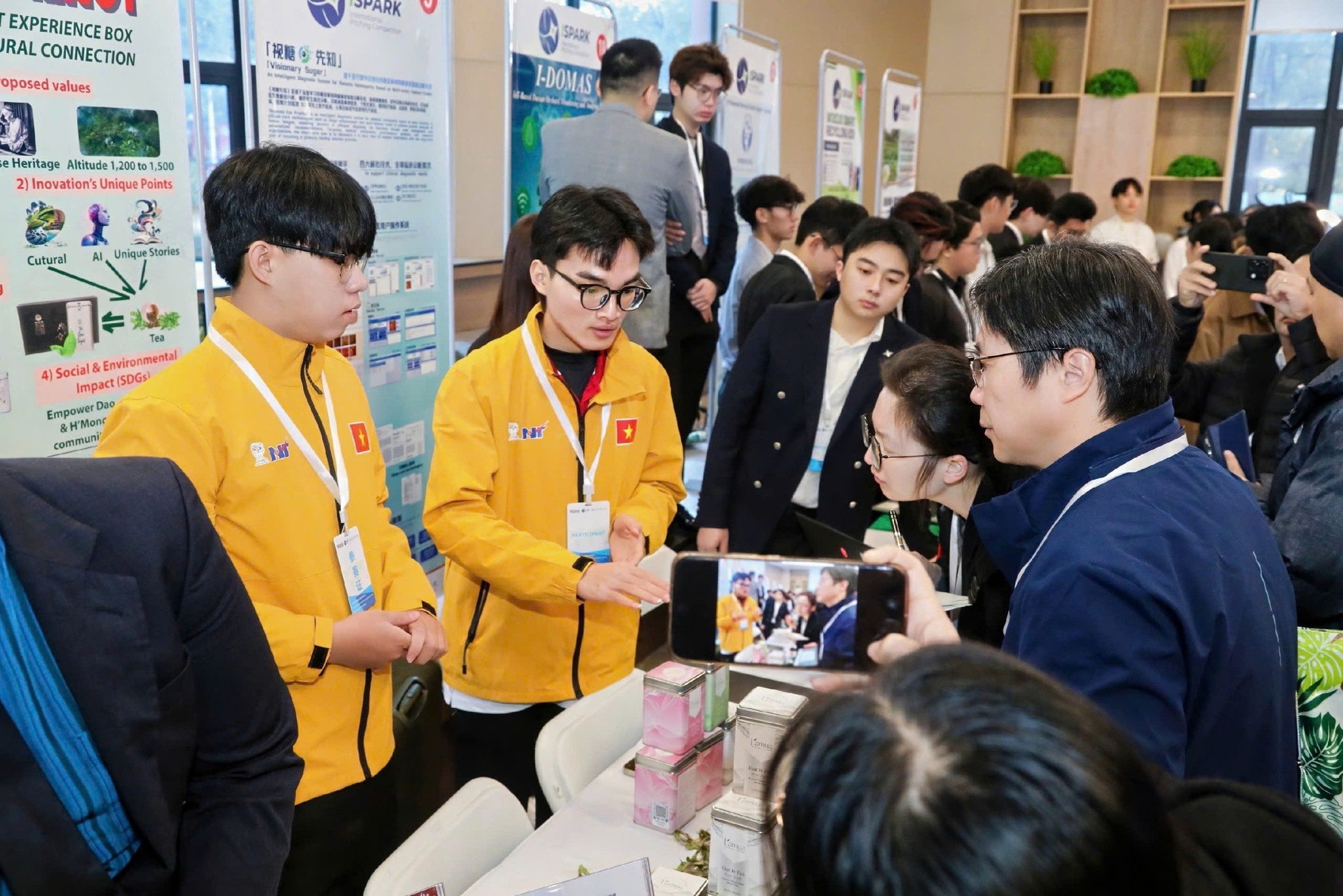 Sinh viên MIT Uni. đoạt giải MIT Excellence Award tại IIPC 2025 với dự án LocalConnect
