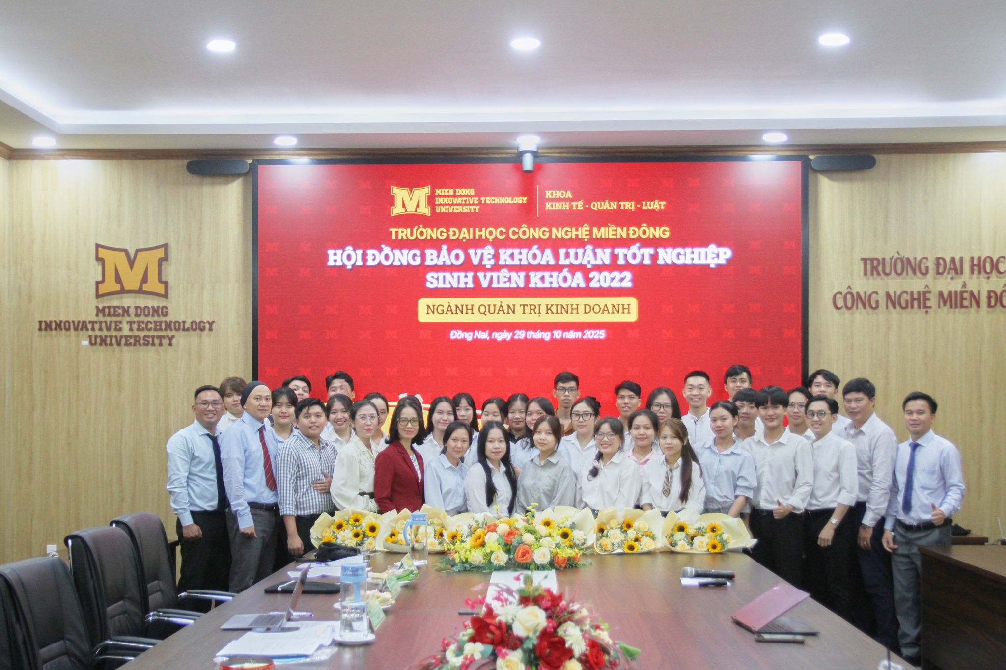 Sinh viên ngành Quản trị Kinh doanh MIT Uni. khóa đầu tiên bảo vệ khóa luận tốt nghiệp