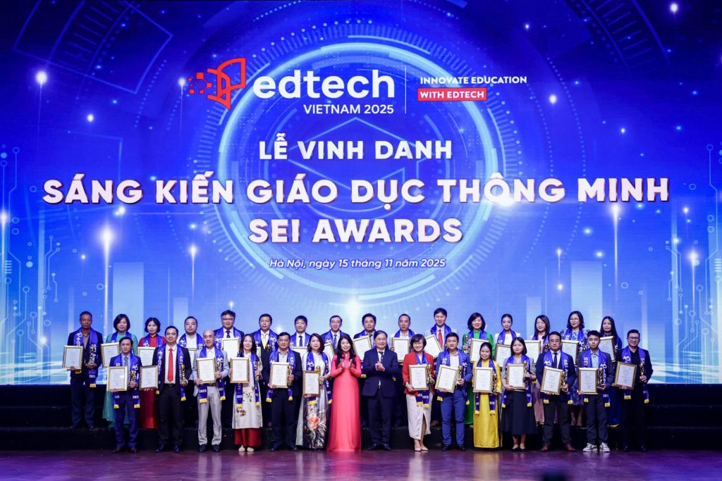 Chủ tịch VUSTA Phan Xuân Dũng và Phó Chủ nhiệm Văn phòng Quốc hội Lê Thu Hà trao biểu trưng và giấy chứng nhận cho các tổ chức, doanh nghiệp được vinh danh ở hạng mục "Môi trường giáo dục của năm" và "Ảnh hưởng giáo dục của năm"