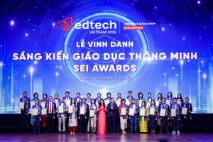 Chủ tịch VUSTA Phan Xuân Dũng và Phó Chủ nhiệm Văn phòng Quốc hội Lê Thu Hà trao biểu trưng và giấy chứng nhận cho các tổ chức, doanh nghiệp được vinh danh ở hạng mục "Môi trường giáo dục của năm" và "Ảnh hưởng giáo dục của năm"