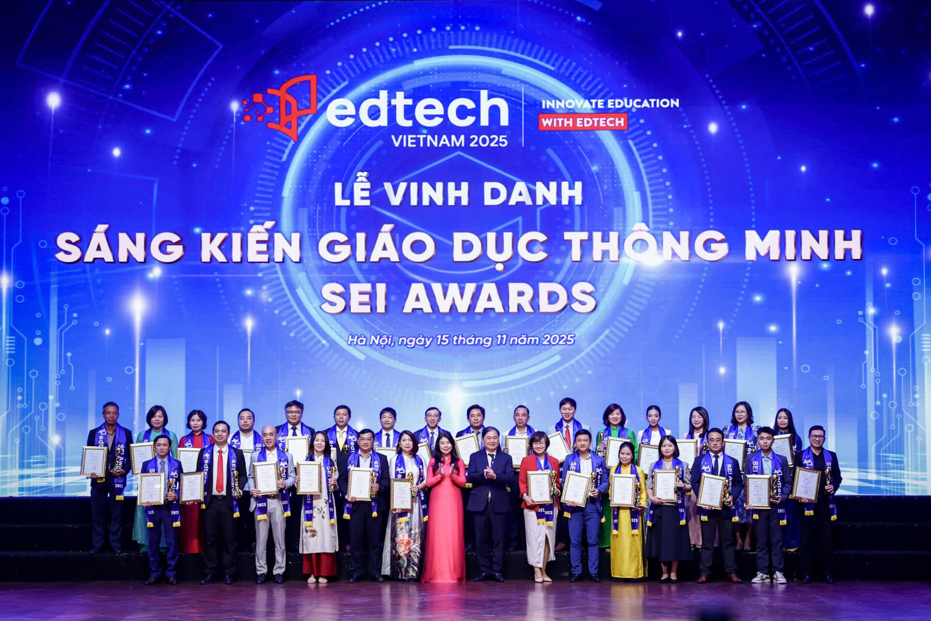 Chủ tịch VUSTA Phan Xuân Dũng và Phó Chủ nhiệm Văn phòng Quốc hội Lê Thu Hà trao biểu trưng và giấy chứng nhận cho các tổ chức, doanh nghiệp được vinh danh ở hạng mục "Môi trường giáo dục của năm" và "Ảnh hưởng giáo dục của năm"