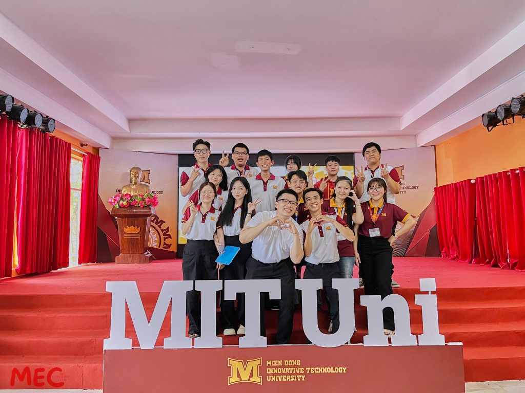 CLB Tiếng Anh MIT Uni. – MEC trở lại với cuộc thi Spelling Bee năm 2025