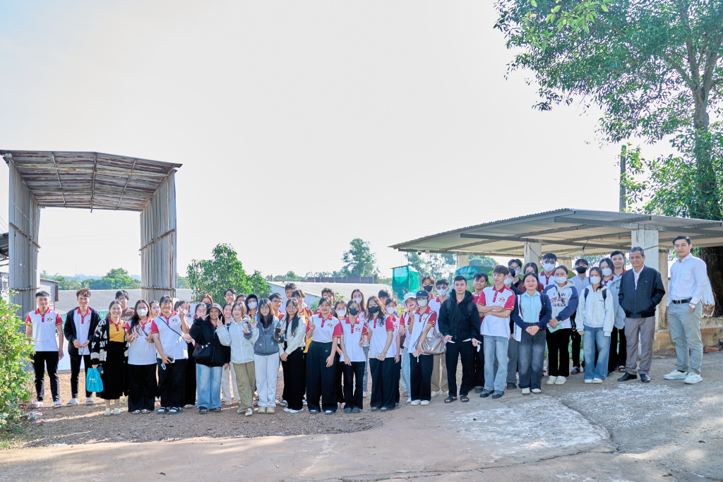 MITUni. Trải nghiệm thực tế tại trang trại chăn nuôi gà của sinh viên ngành thú y năm 2026