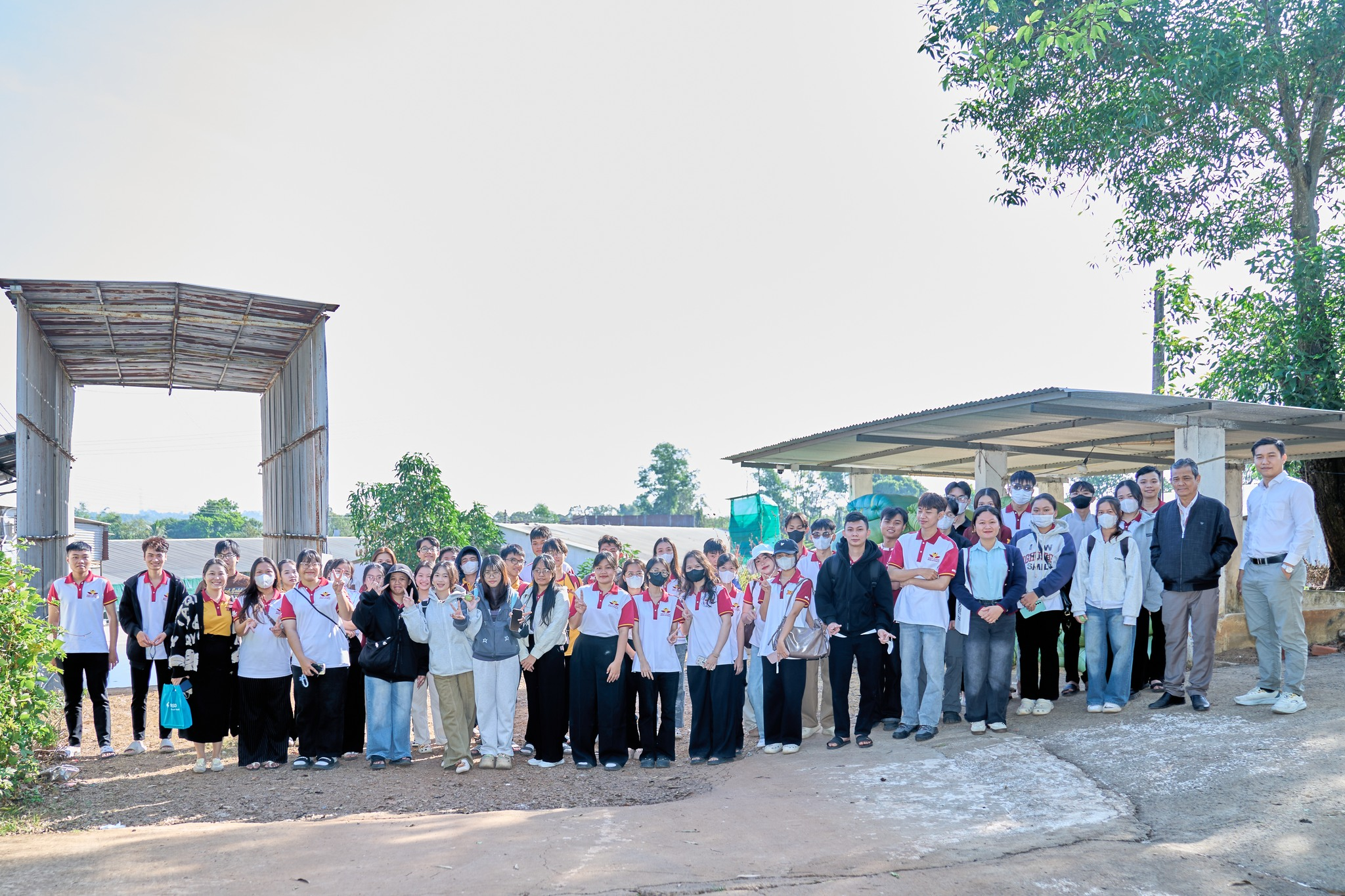 MITUni. Trải nghiệm thực tế tại trang trại chăn nuôi gà của sinh viên ngành thú y năm 2026