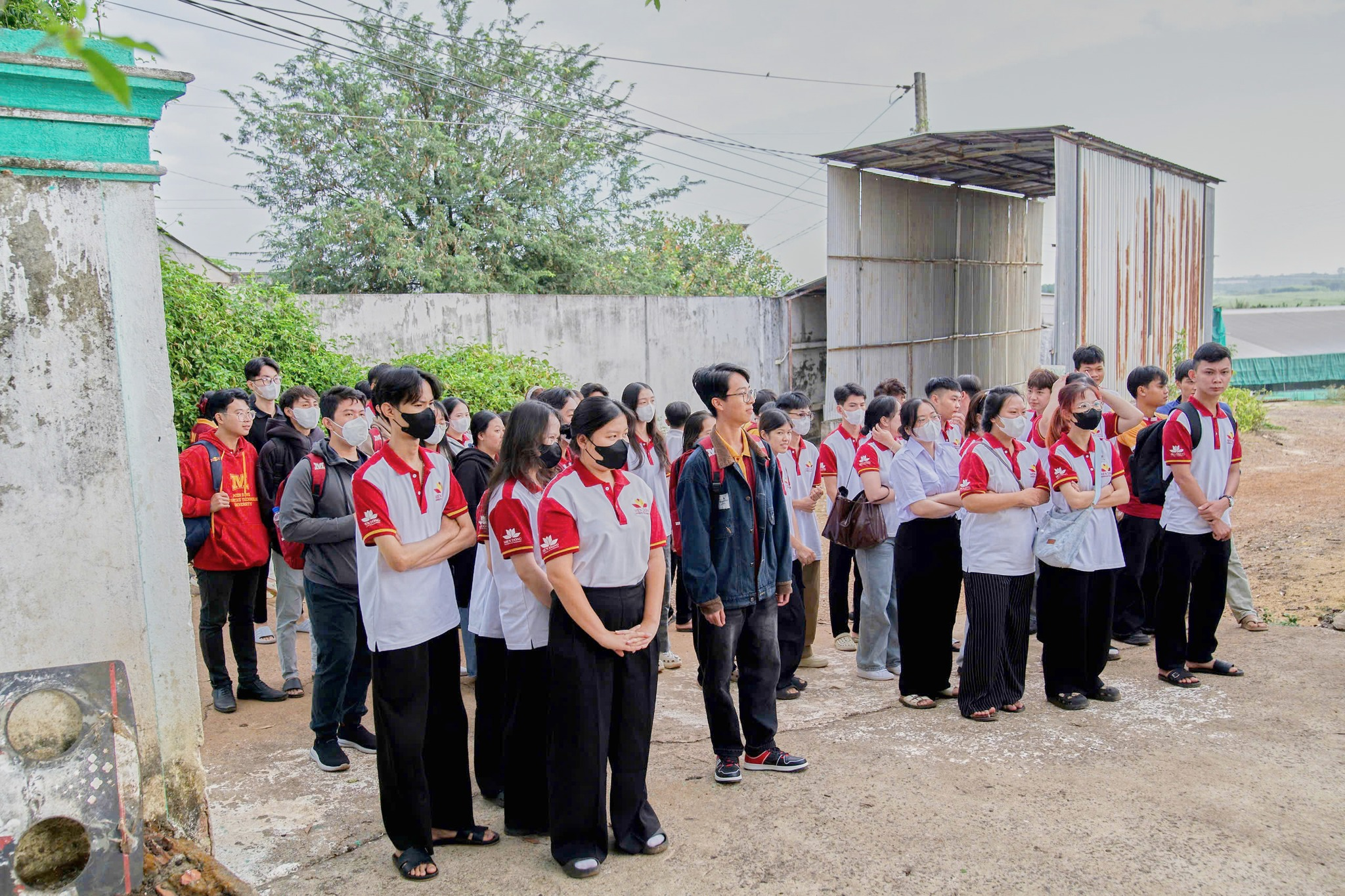 MITUni. Trải nghiệm thực tế tại trang trại chăn nuôi gà của sinh viên ngành thú y năm 2026 