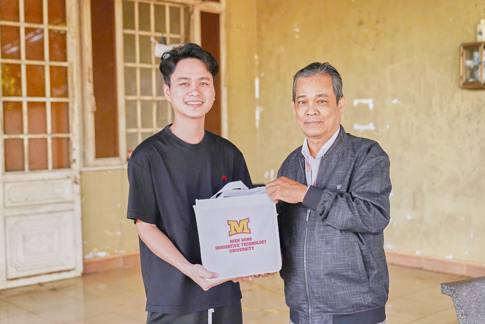 MITUni. Trải nghiệm thực tế tại trang trại chăn nuôi gà của sinh viên ngành thú y năm 2026 