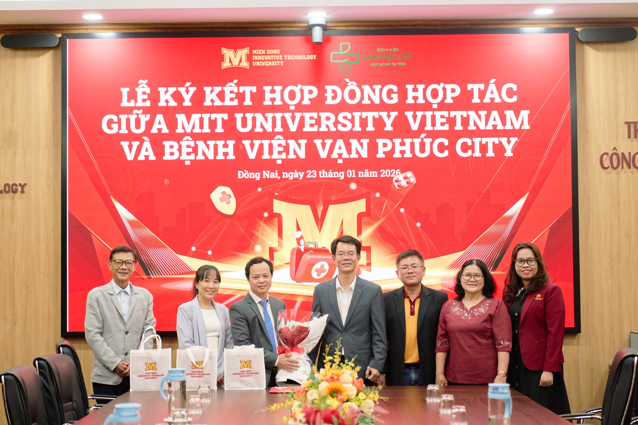 Lễ ký kết hợp tác giữa trường Đại Học Công Nghệ Miền Đông & bệnh viện Vạn Phúc năm 2026