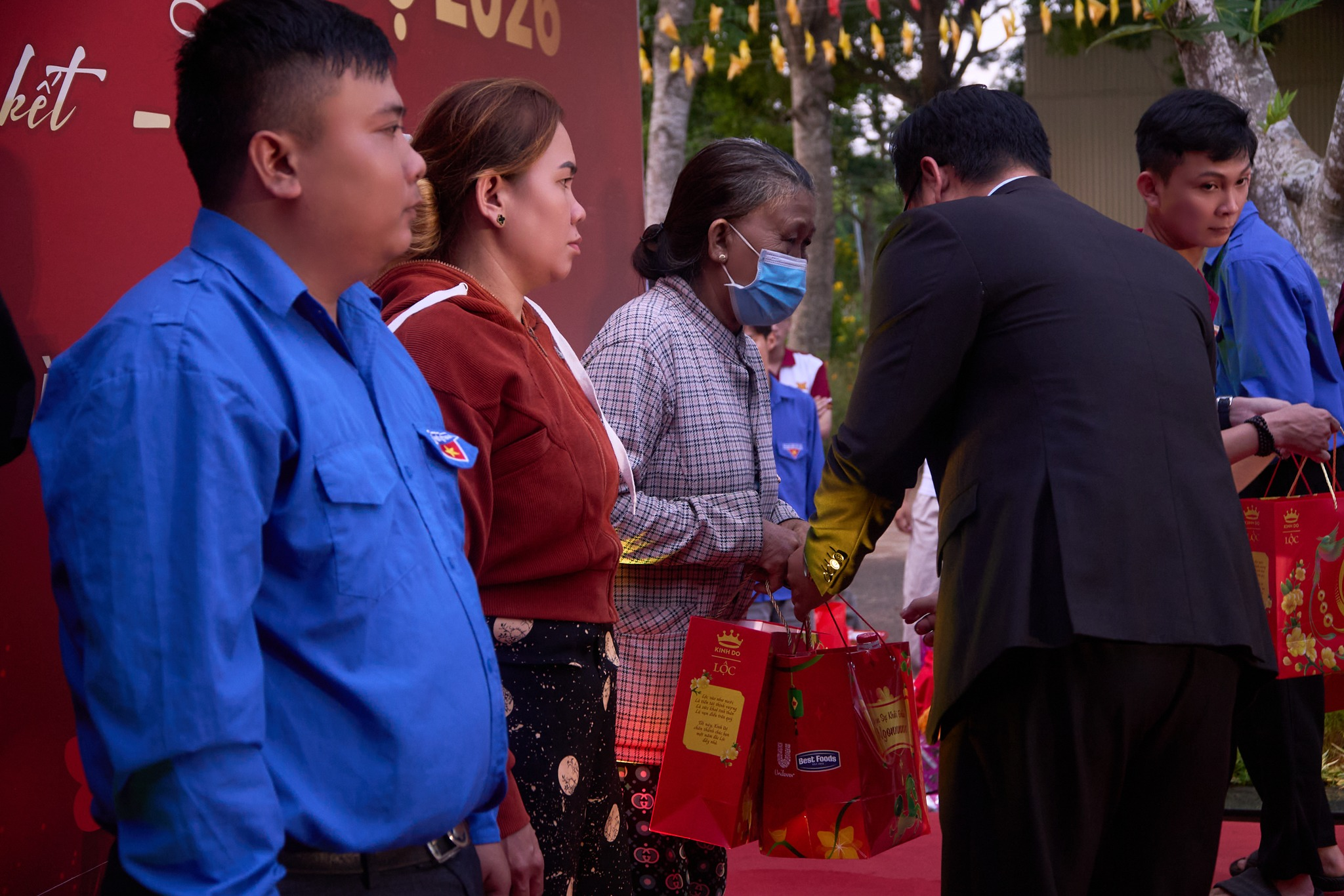 MIT UNI. đã trao tặng 10 vé xe và 10 phần quà Tết đến các bạn sinh viên có hoàn cảnh khó khăn, với mong muốn ai cũng có cơ hội về quê đón Tết thật trọn vẹn, ấm áp hơn.