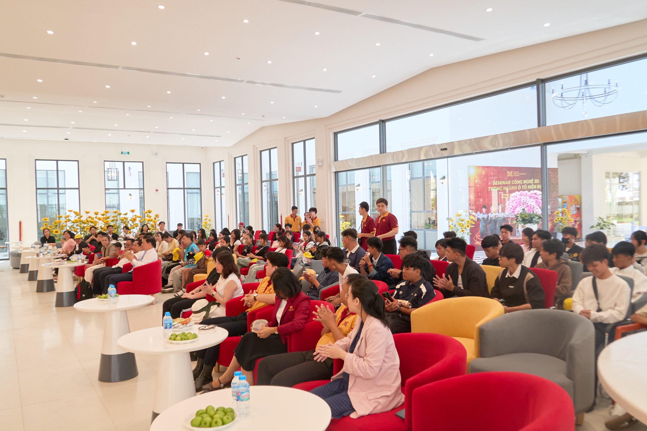 Học sinh Trường THPT Trần Văn Long (Vĩnh Long) tham quan, trải nghiệm tại MIT Uni.