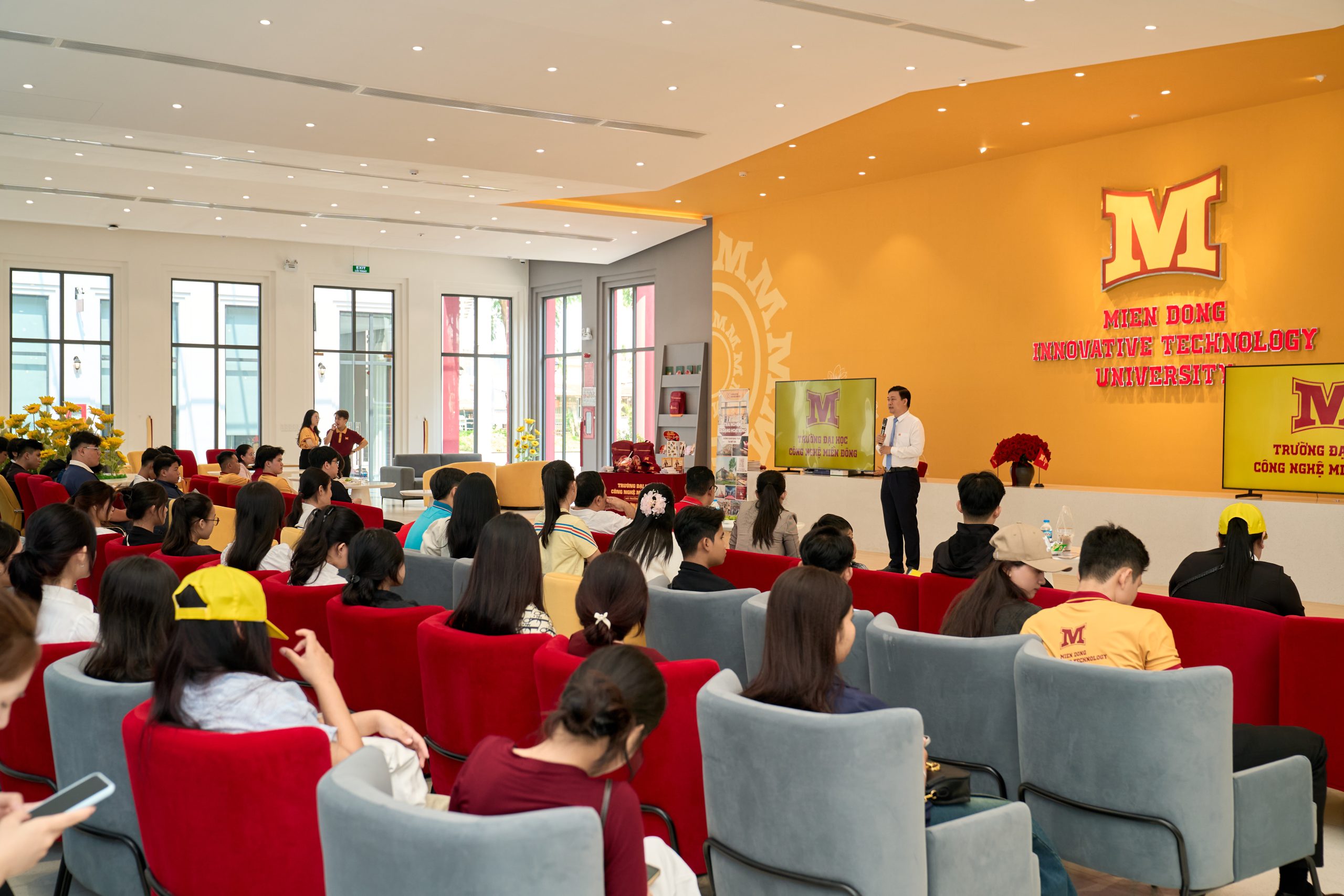 Học sinh Trường THPT Trần Văn Long (Vĩnh Long) tham quan, trải nghiệm tại MIT Uni.