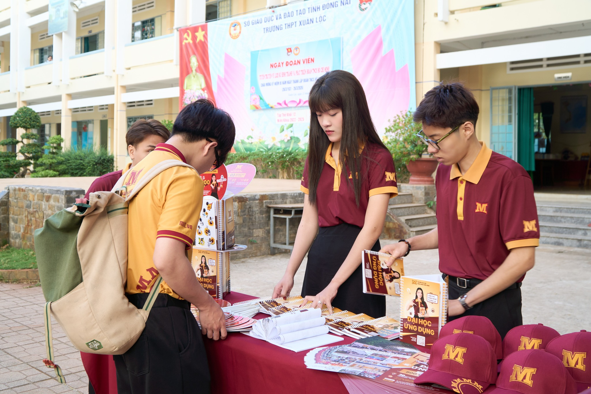 Team Tuyển sinh MIT Uni. đã đổ bộ Trường THPT Xuân Lộc 2 Team Tuyển sinh MIT Uni. đã đổ bộ Trường THPT Xuân Lộc