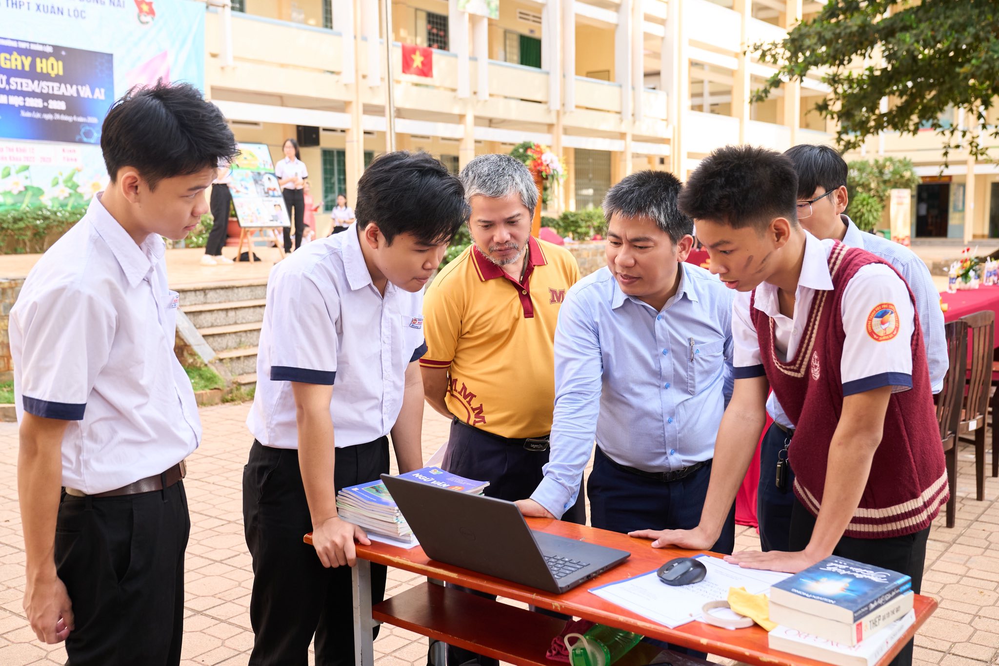 MIT Uni. PHỦ SÓNG ngày hội STEM/STEAM tại trường THPT Xuân Lộc