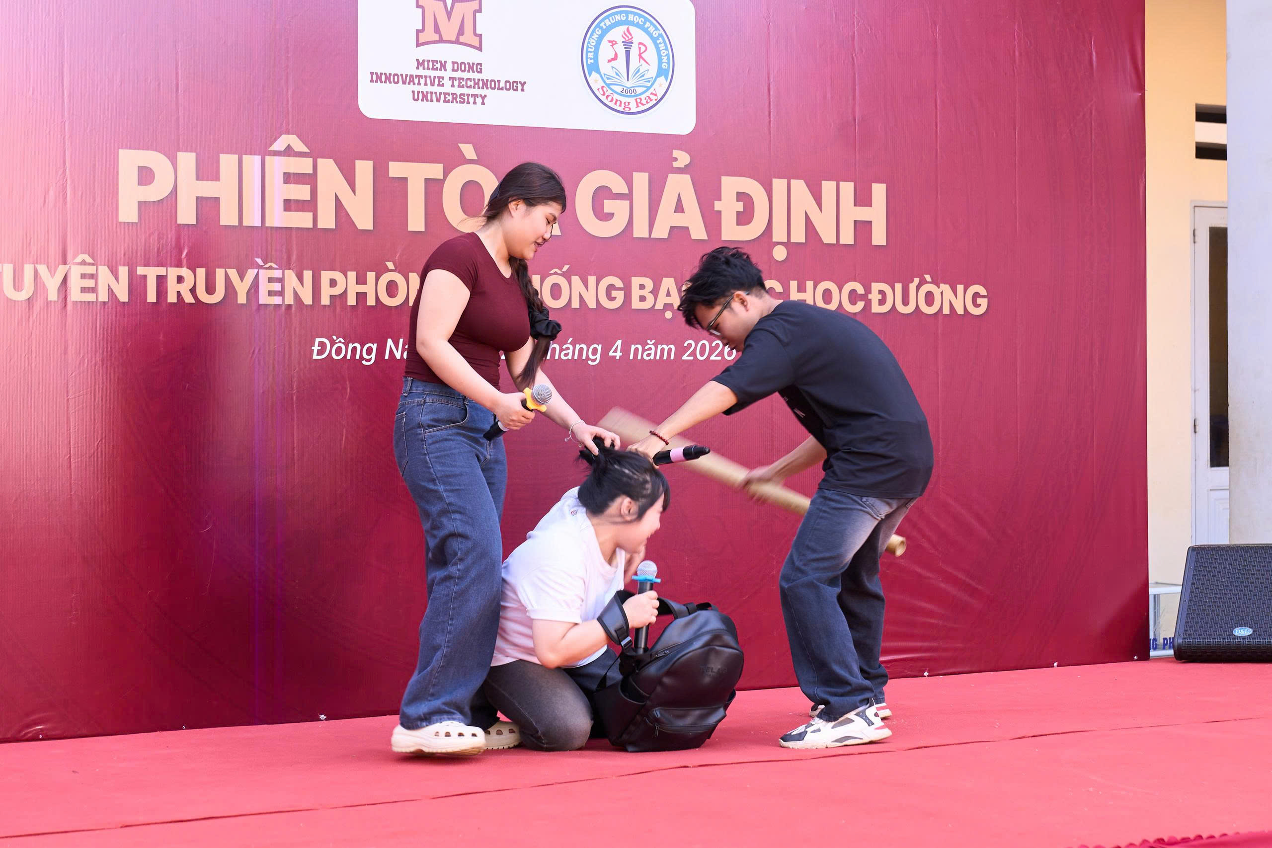 Phiên toà giả định tại Trường THPT Sông Ray: Lan toả ý thức pháp luật trong học đường