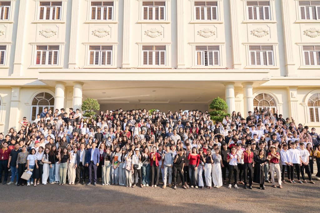 [CAMPUS TOUR 2026] "CHẠM" TƯƠNG LAI TẠI KHOA KINH TẾ - QUẢN TRỊ - LUẬT: NƠI TRẢI NGHIỆM ĐỊNH HÌNH SỰ NGHIỆP!
