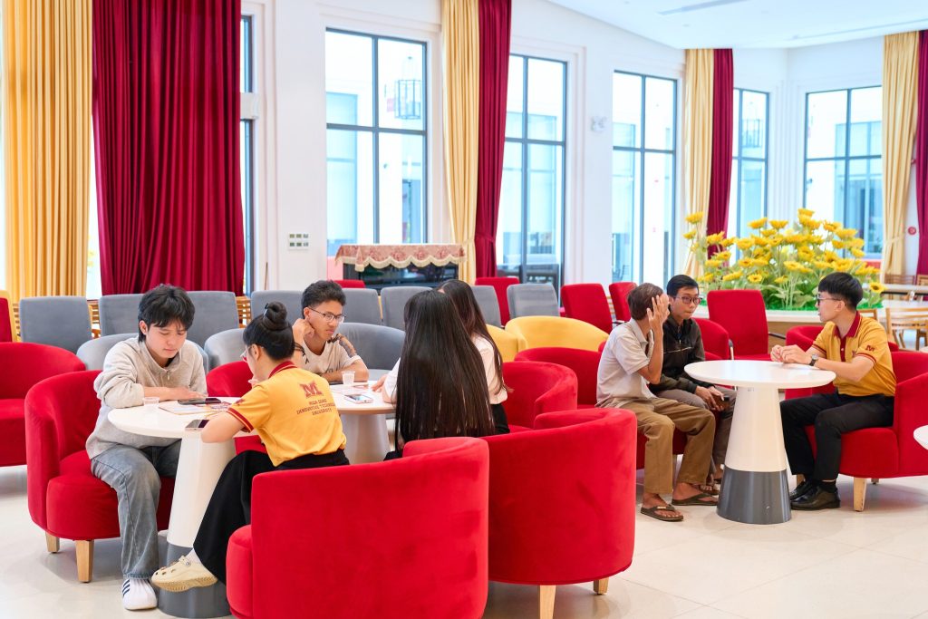 Cuối tuần tại MIT Uni.: Đông đảo Học sinh 2k8 đến nhận học bổng