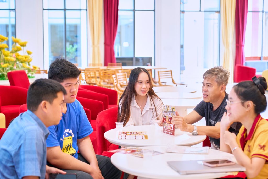 Cuối tuần tại MIT Uni.: Đông đảo Học sinh 2k8 đến nhận học bổng