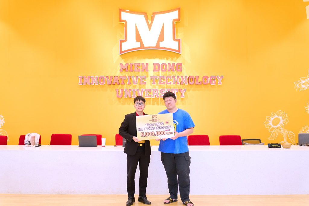 Cuối tuần tại MIT Uni.: Đông đảo Học sinh 2k8 đến nhận học bổng