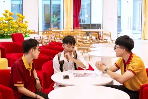 Cuối tuần tại MIT Uni.: Đông đảo Học sinh 2k8 đến nhận học bổng