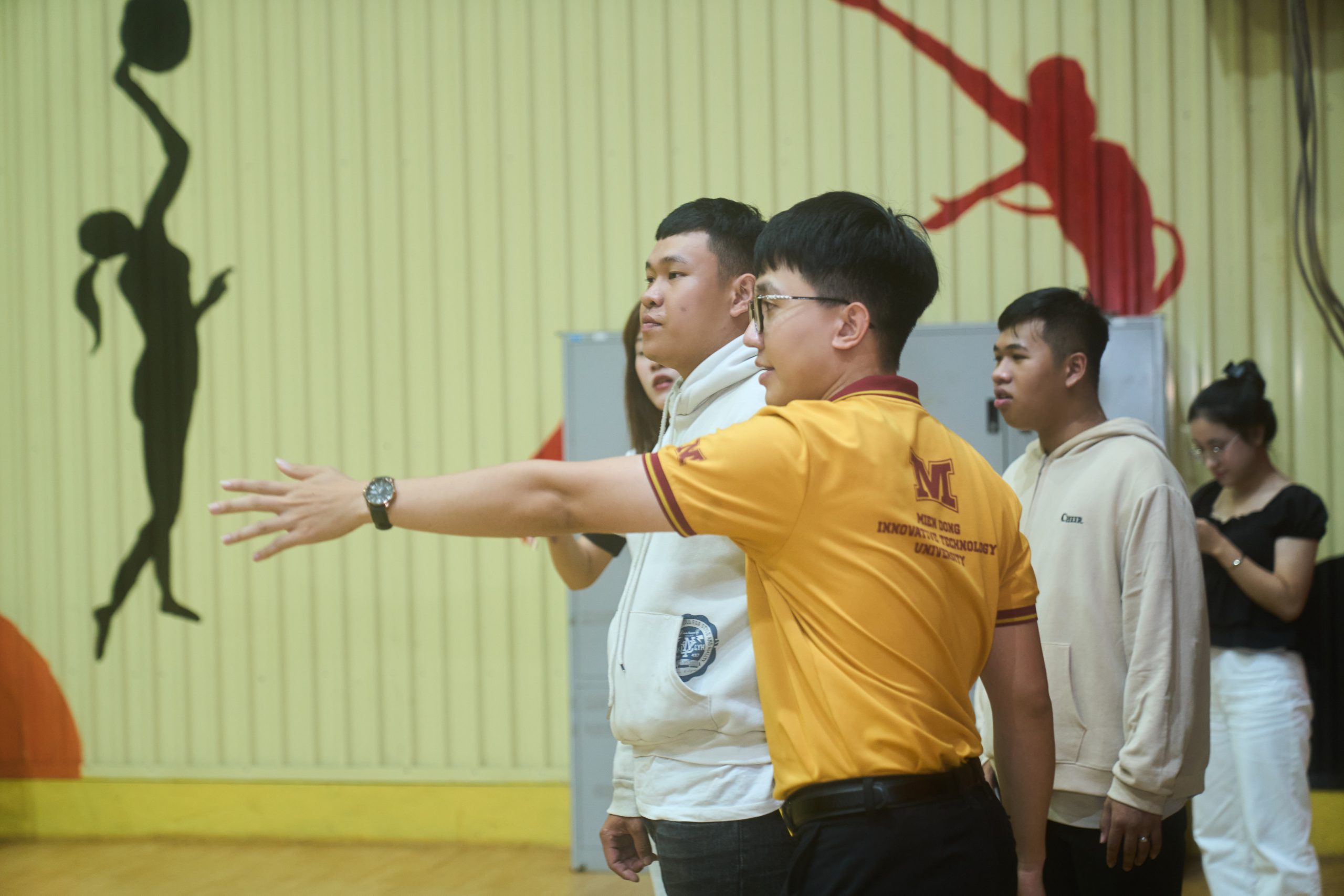 Tan trường vẫn chưa về ngay, 2k8 tranh thủ ghé MIT Uni. "CHỐT DEAL" tối muộn!