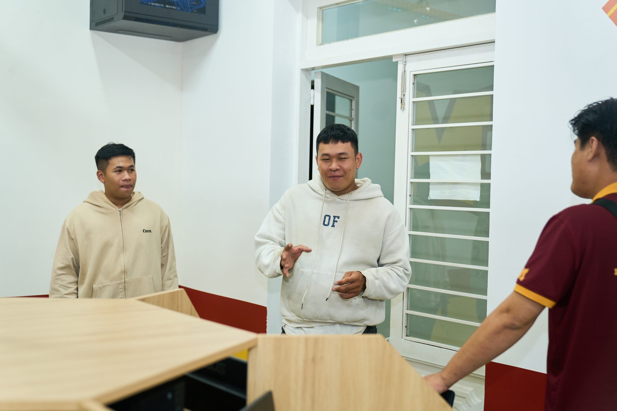 Tan trường vẫn chưa về ngay, 2k8 tranh thủ ghé MIT Uni. "CHỐT DEAL" tối muộn!