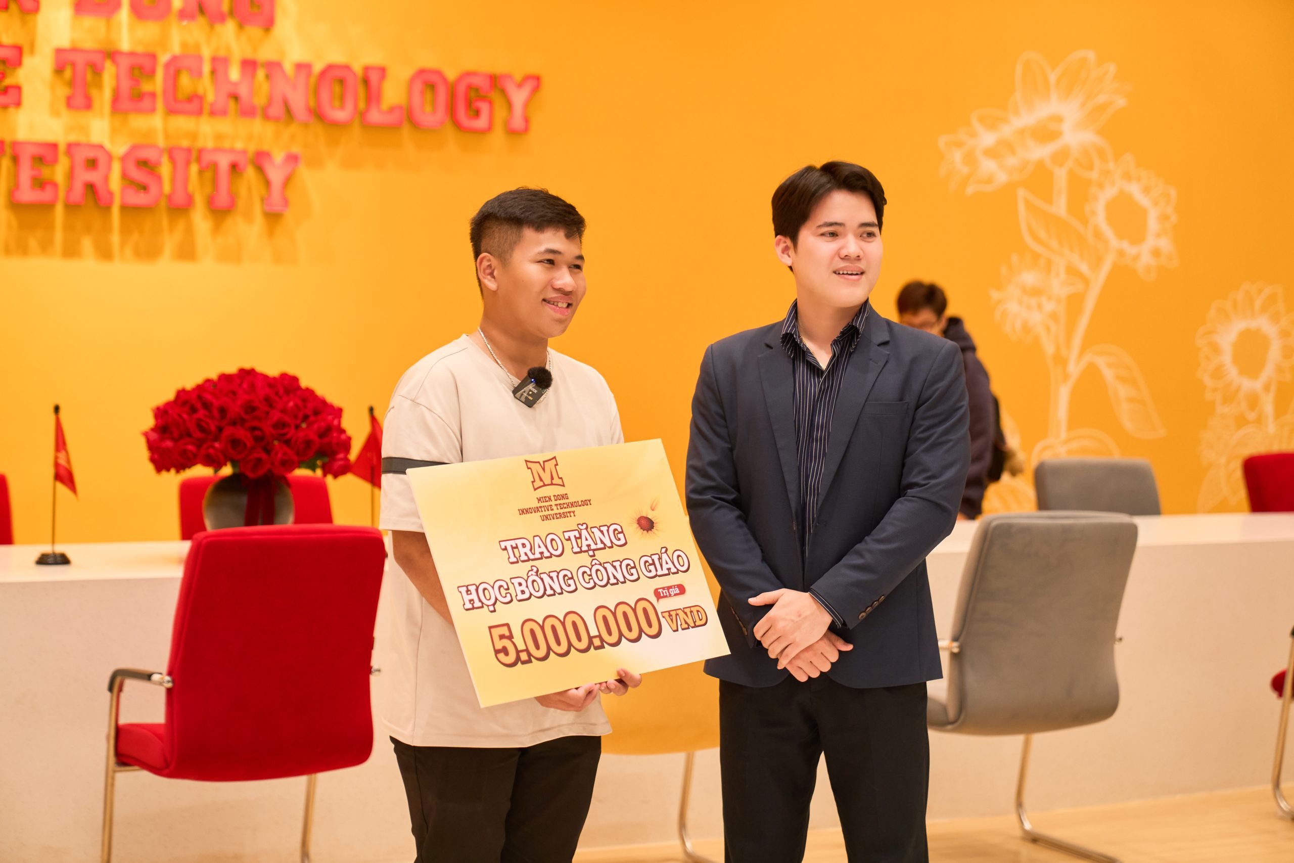 Tan trường vẫn chưa về ngay, 2k8 tranh thủ ghé MIT Uni. "CHỐT DEAL" tối muộn!