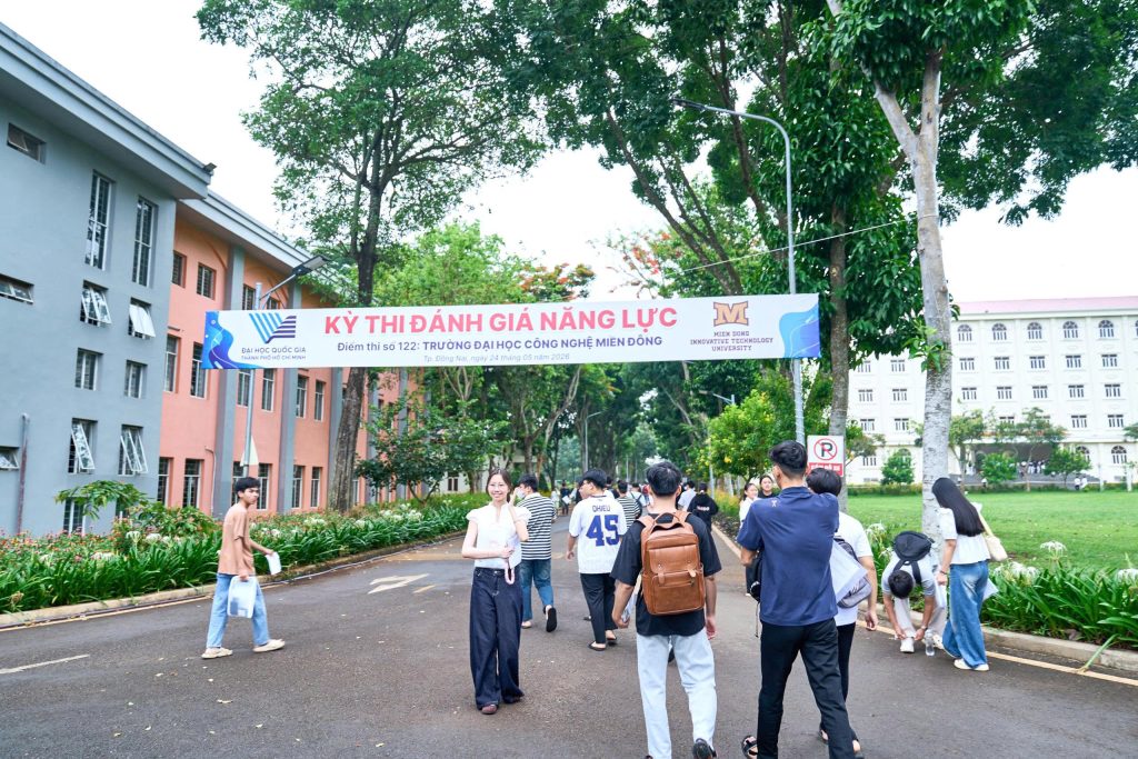 Không khí ngay lúc này: Điểm thi 122 đã sẵn sàng - Team MIT Uni. đồng hành cùng các bạn 2k8!