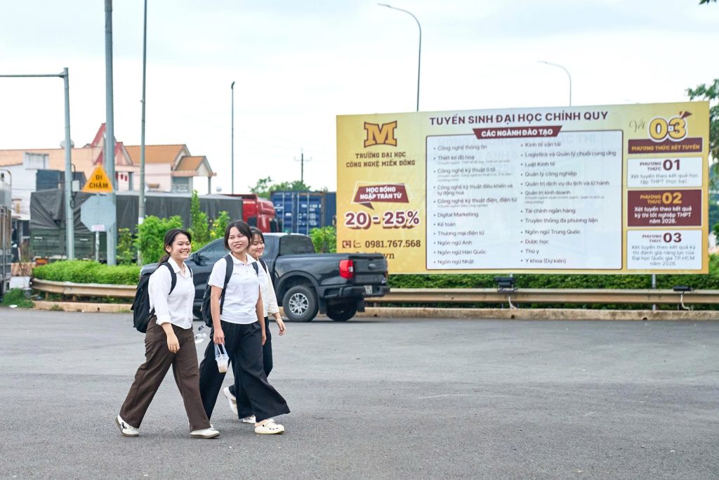 Không khí ngay lúc này: Điểm thi 122 đã sẵn sàng - Team MIT Uni. đồng hành cùng các bạn 2k8!